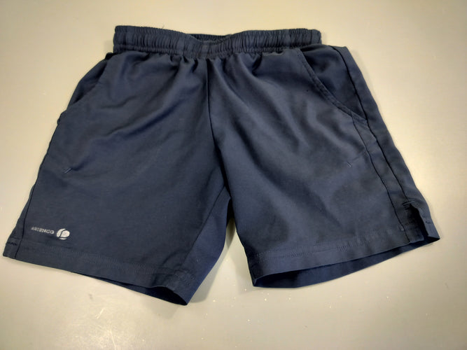 Short bleu de sport. Pas de taille indiquée, estimée 7a, moins cher chez Petit Kiwi
