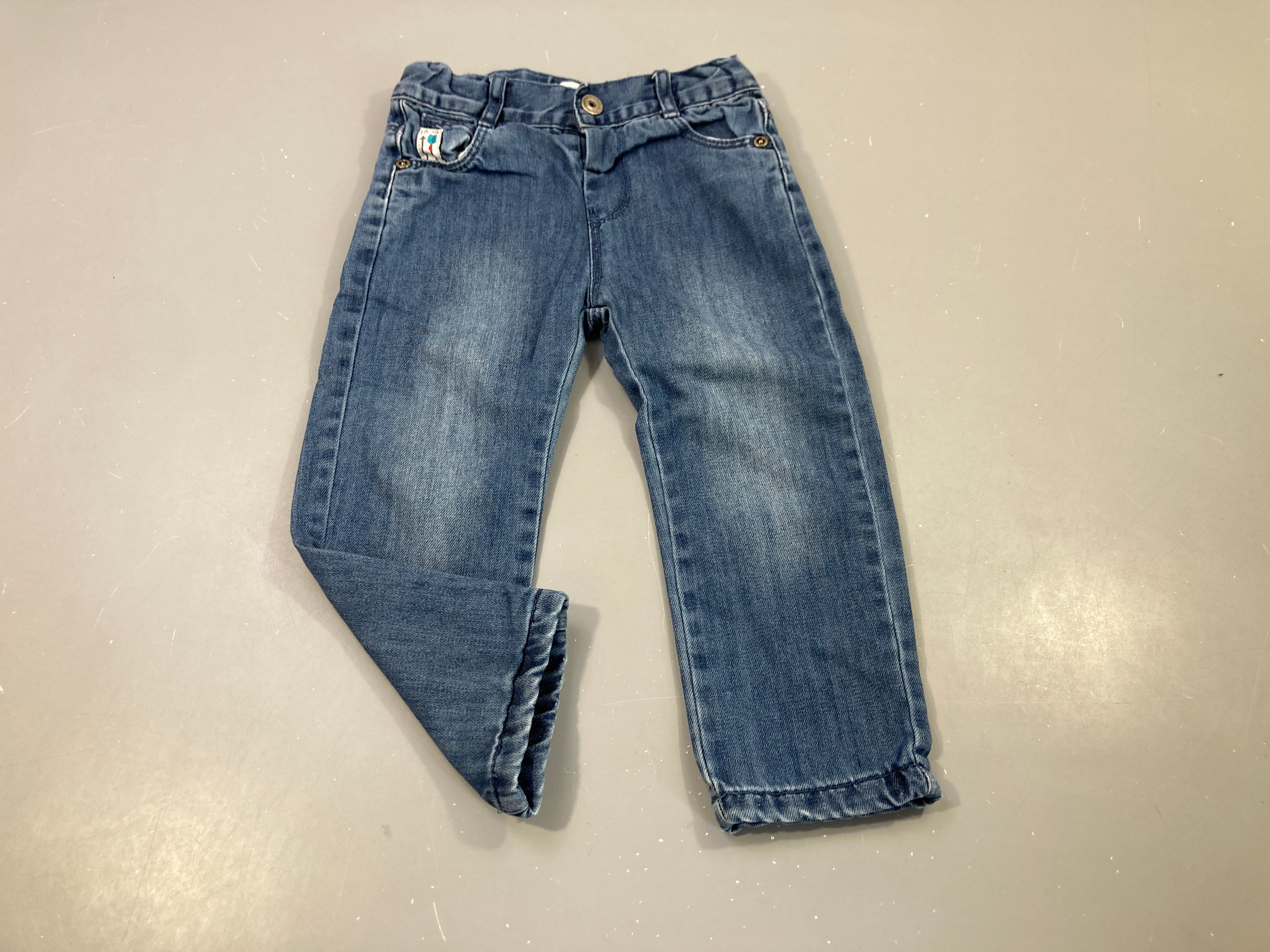 Jeans écusson à la poche 