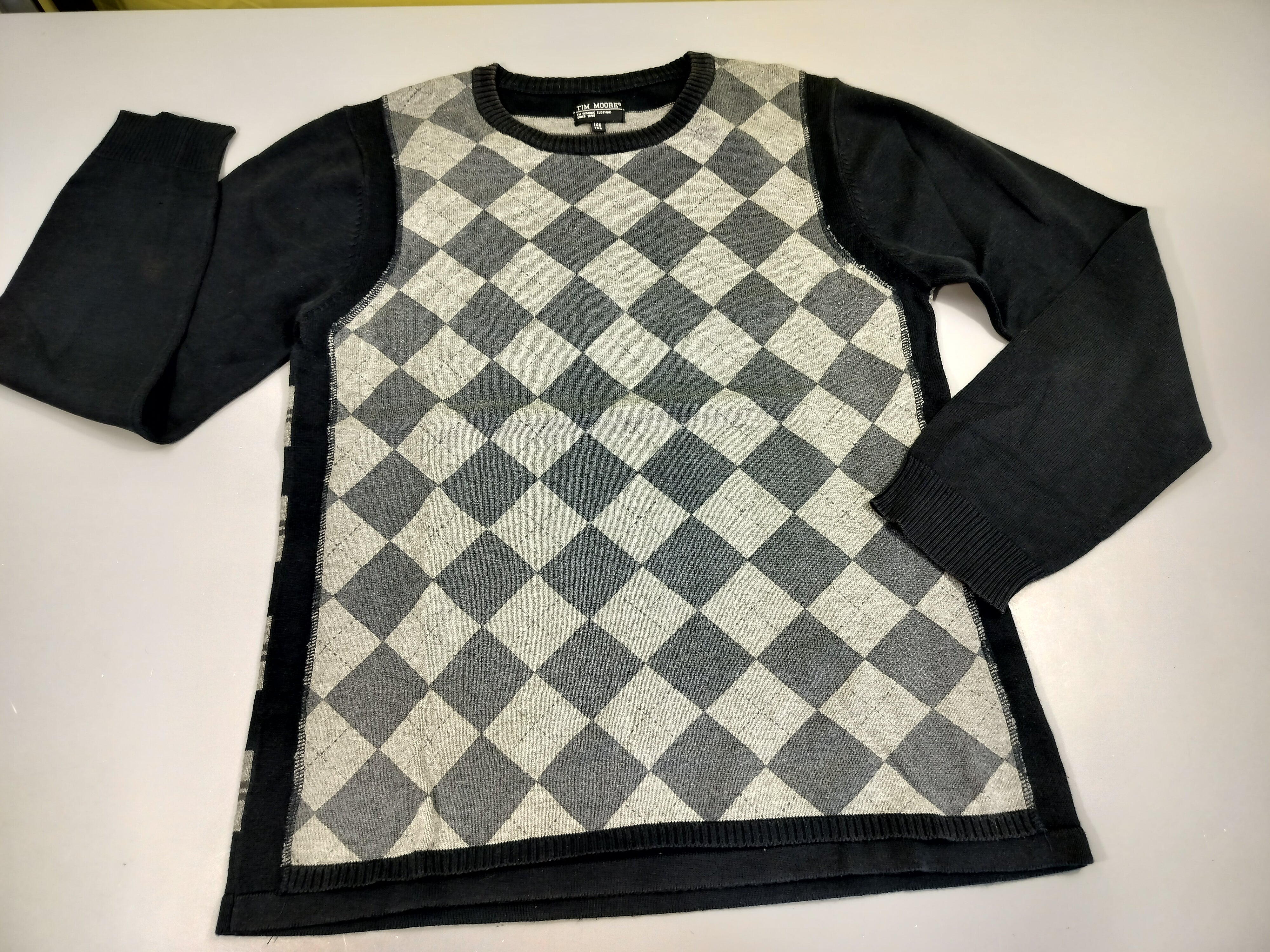 Pull bleu marine/ gris losanges . Arrière rayé