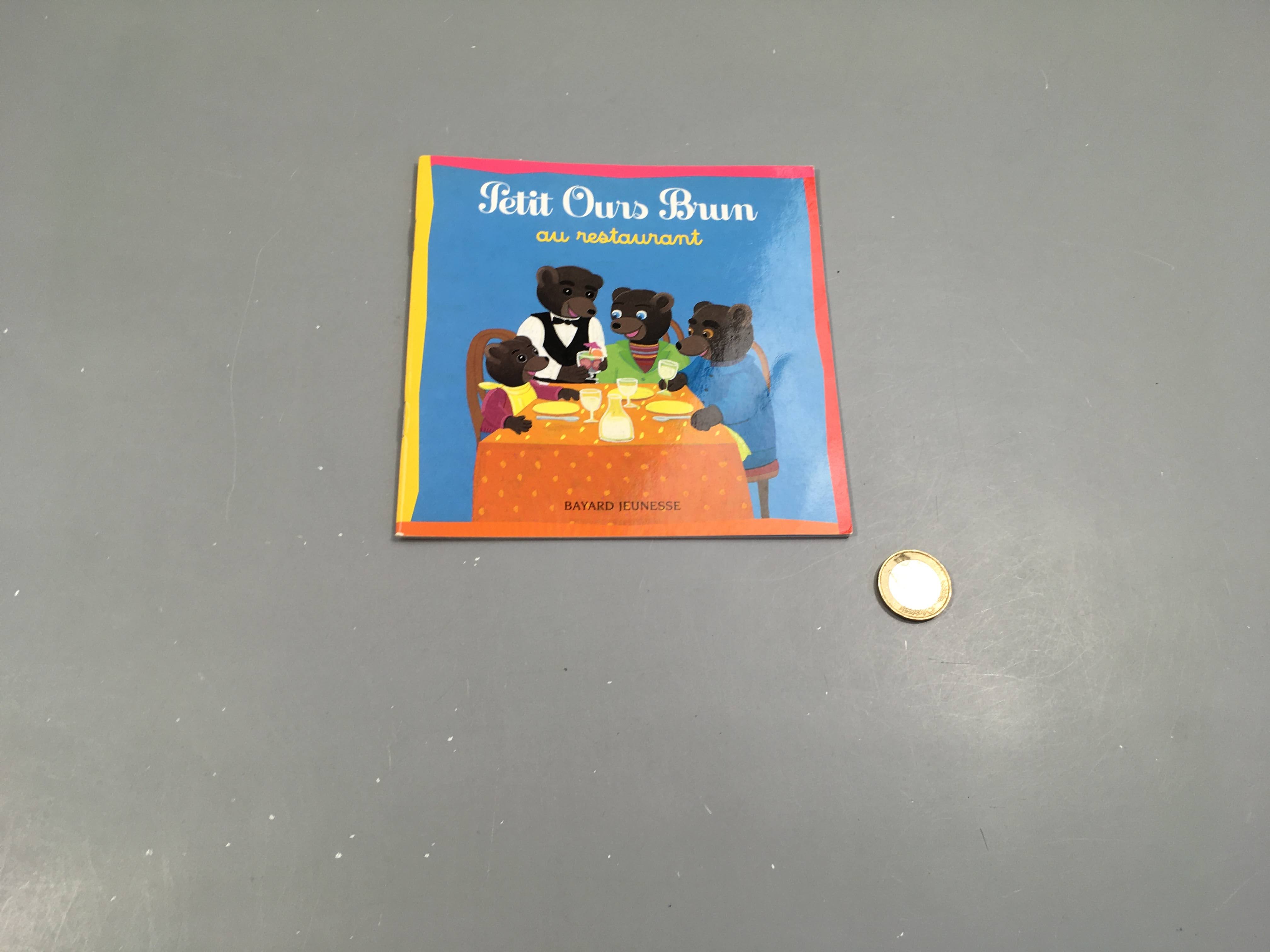 Petit ours brun au restaurant