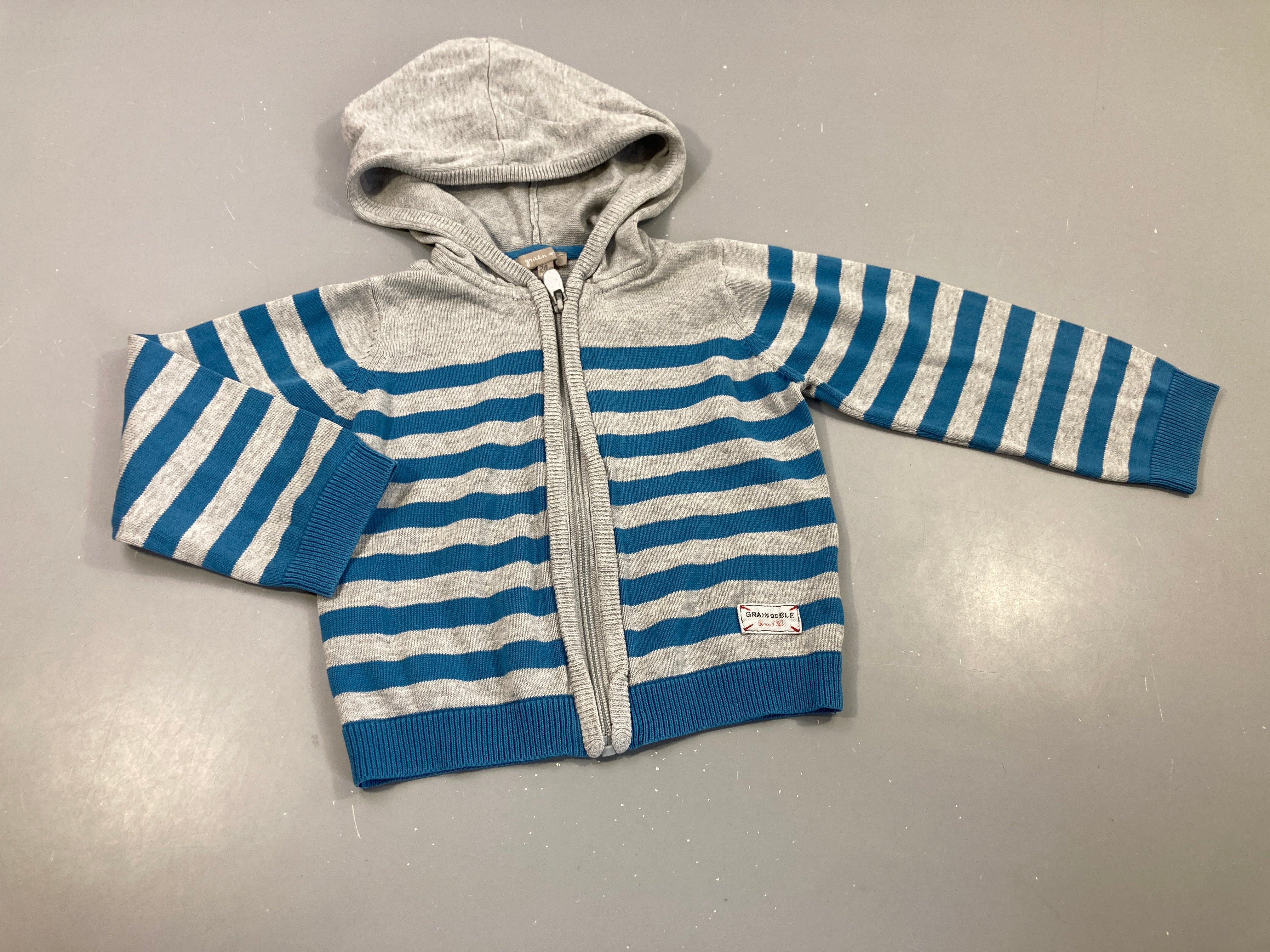 Gilet zippéà capuche gris rayé bleu