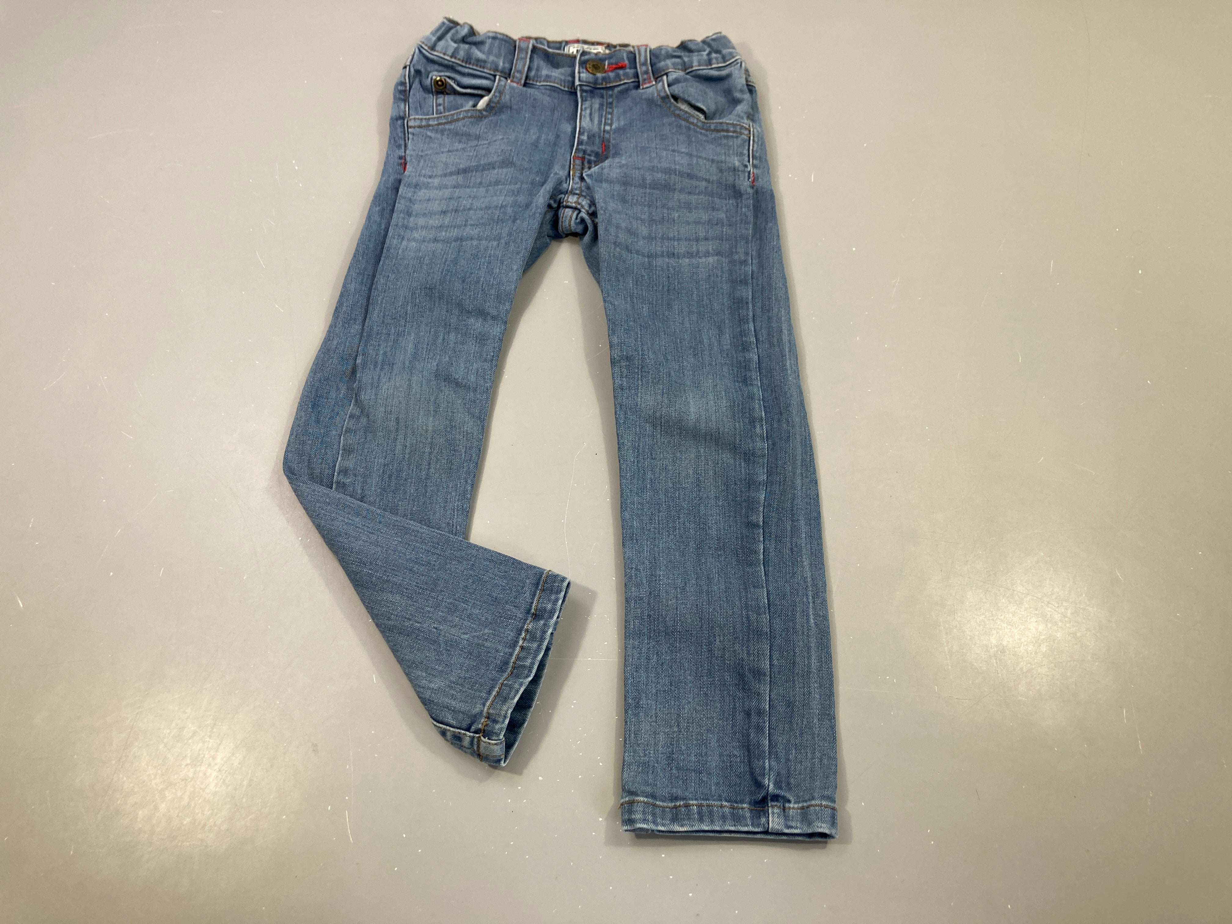 Jeans , tête de tigre sur la poche arrière