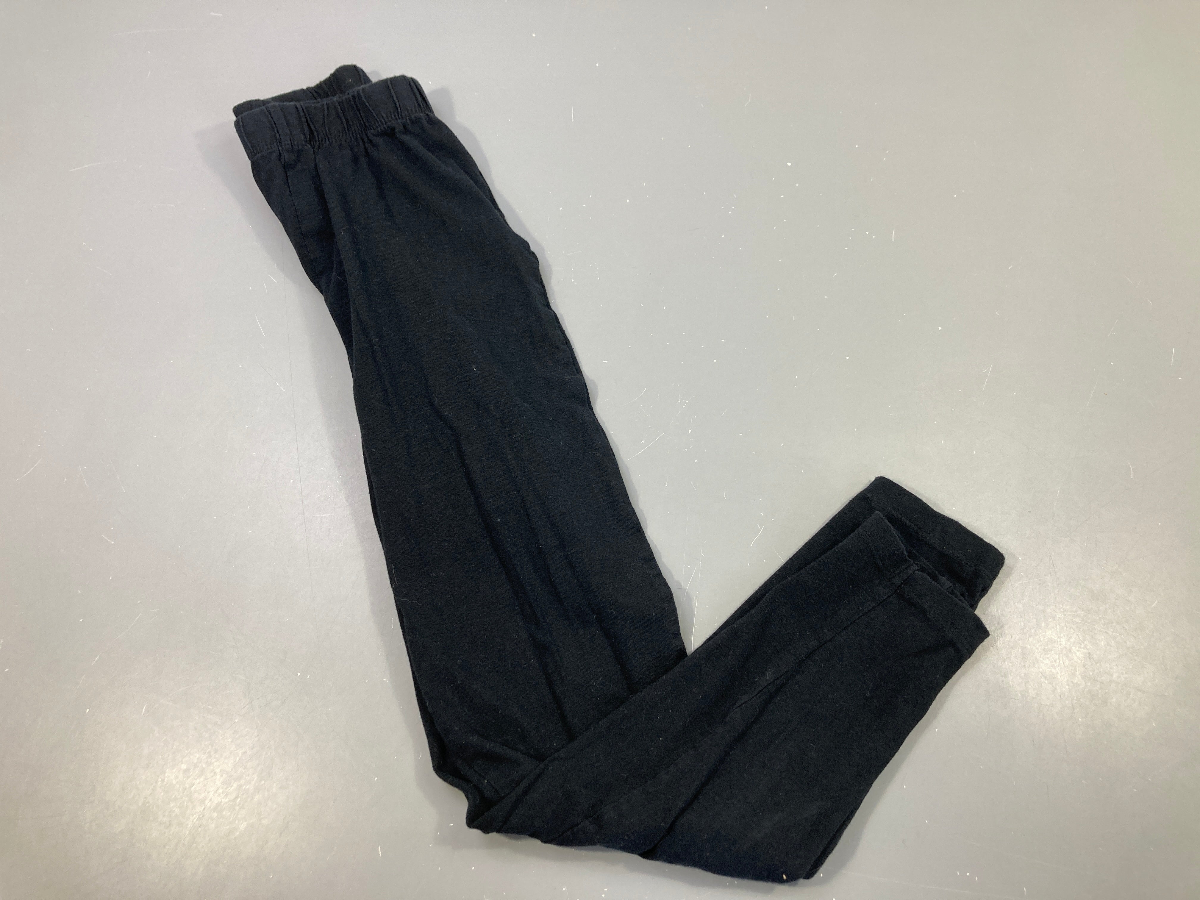 Legging noir , légèrement usé au genou