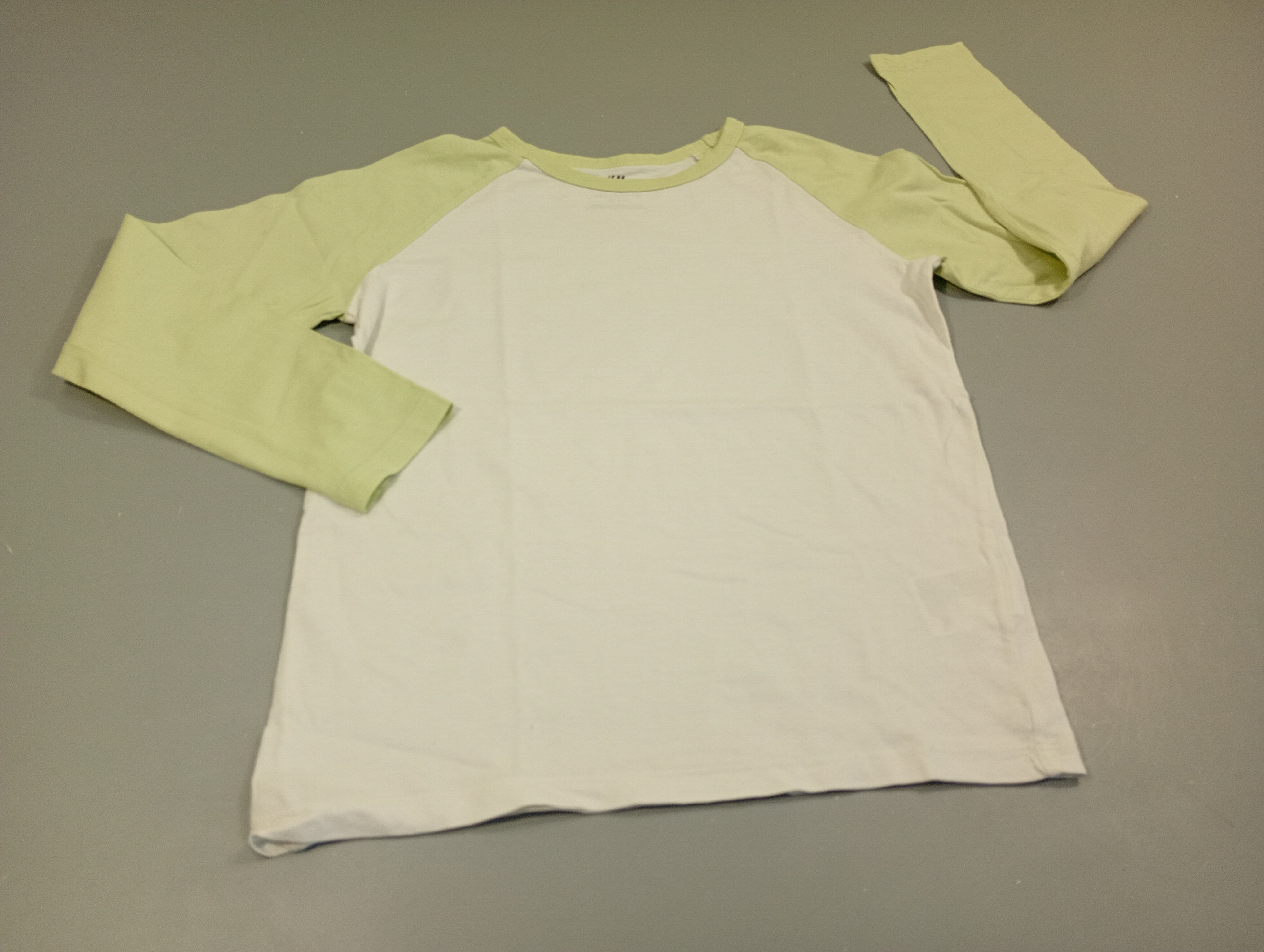 T-shirt m.l blanc et vert clair, quelques légères taches