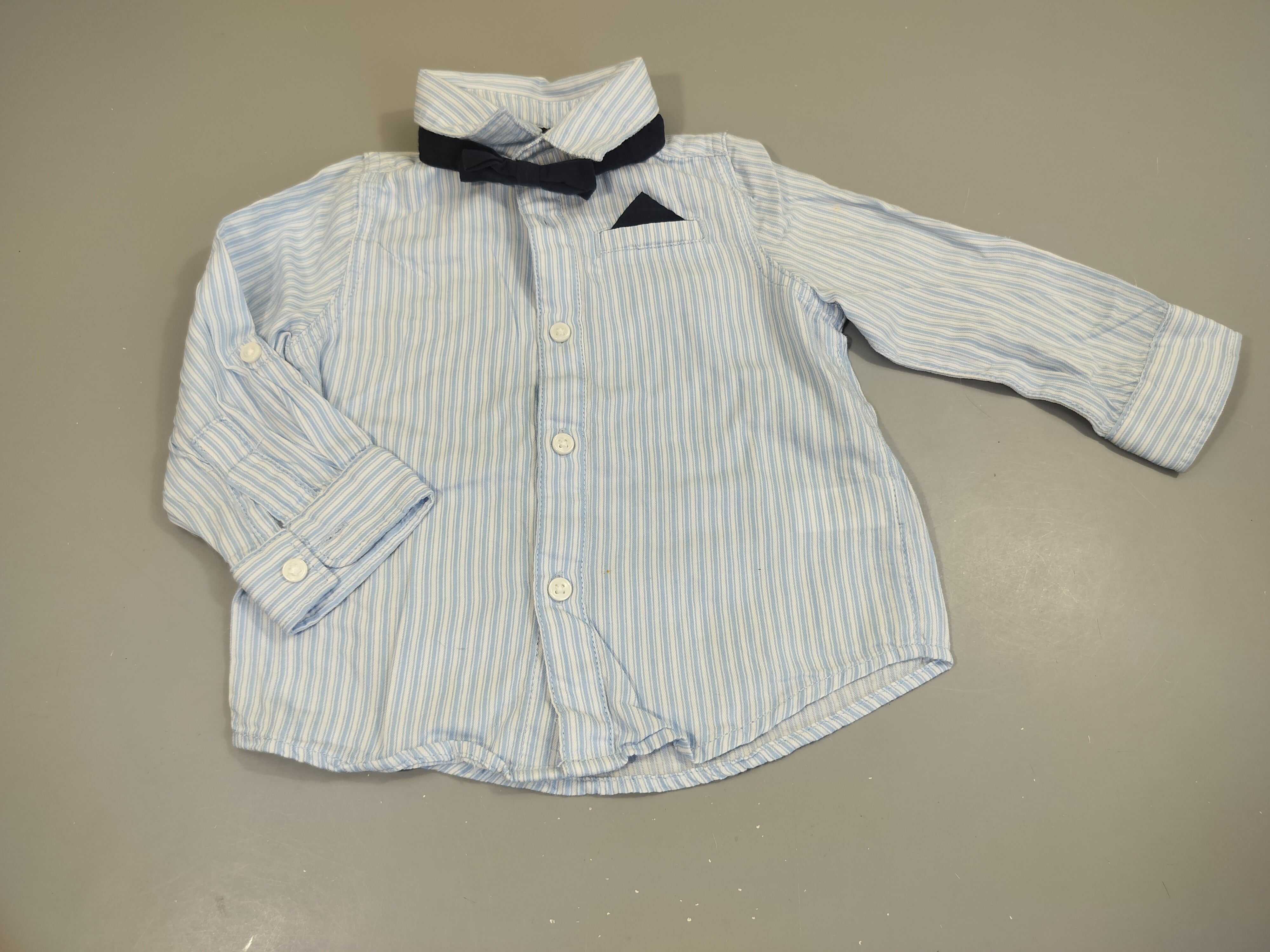 Chemise m.l lignée blanche et bleu clair ,petite tache + noeud papillon bleu marine