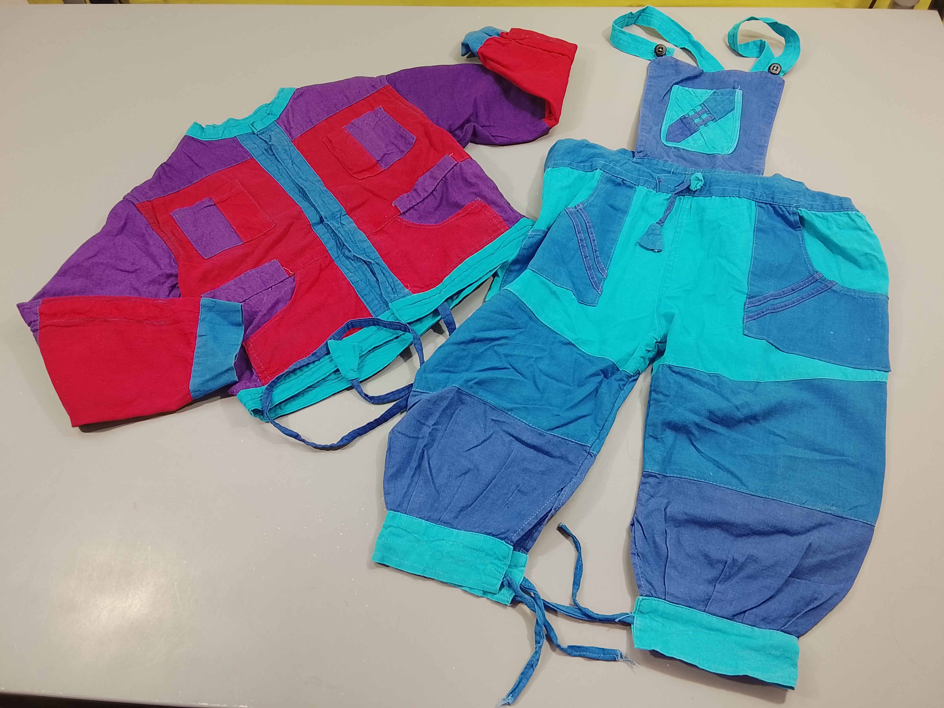 Déguisement ensemble vintage  patwork  salopette bleue + veste rose, bleu, mauve. pas de taille indiqué, estimée 3a
