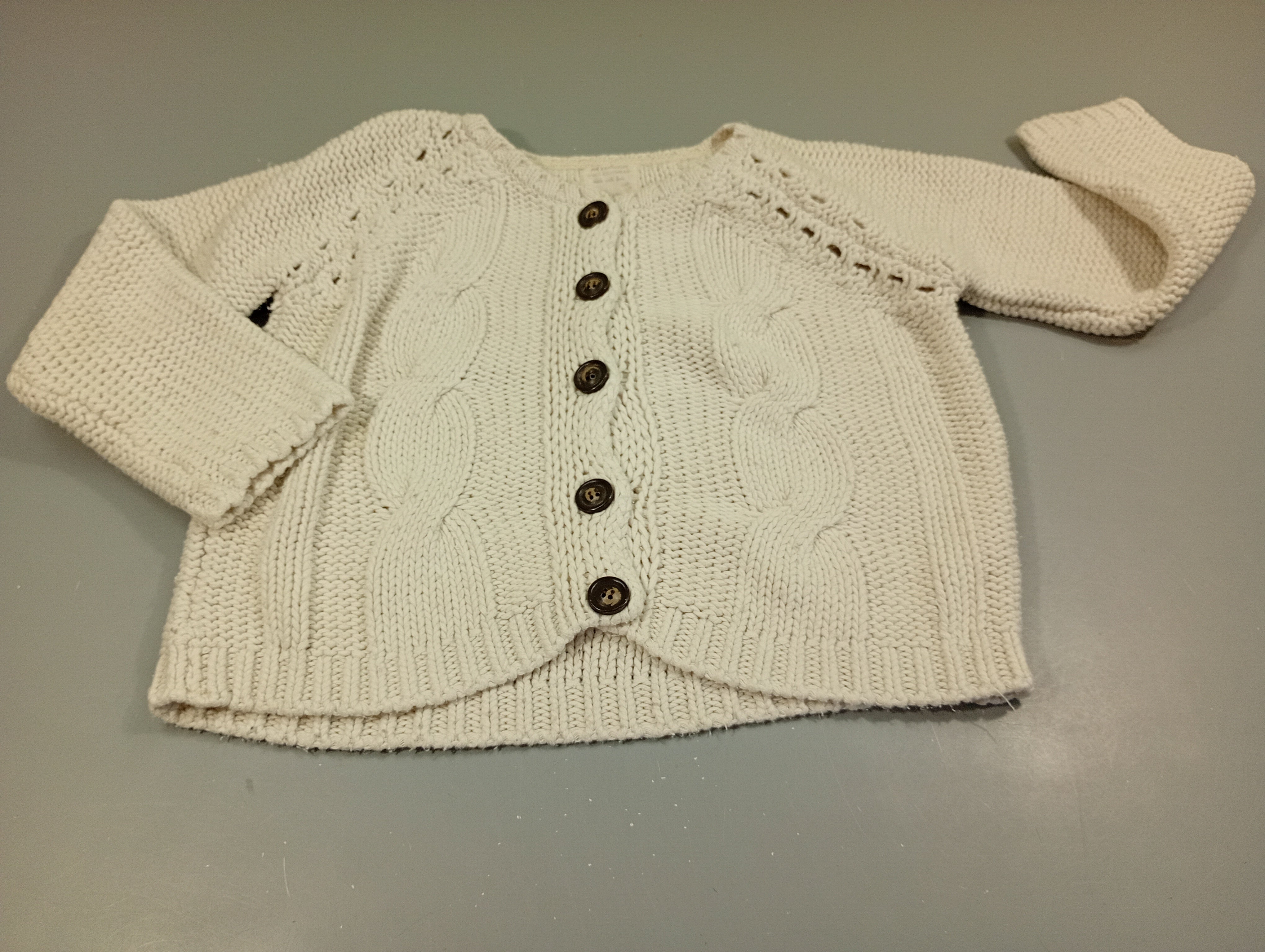 Gilet mailles écru, un peu bouloché