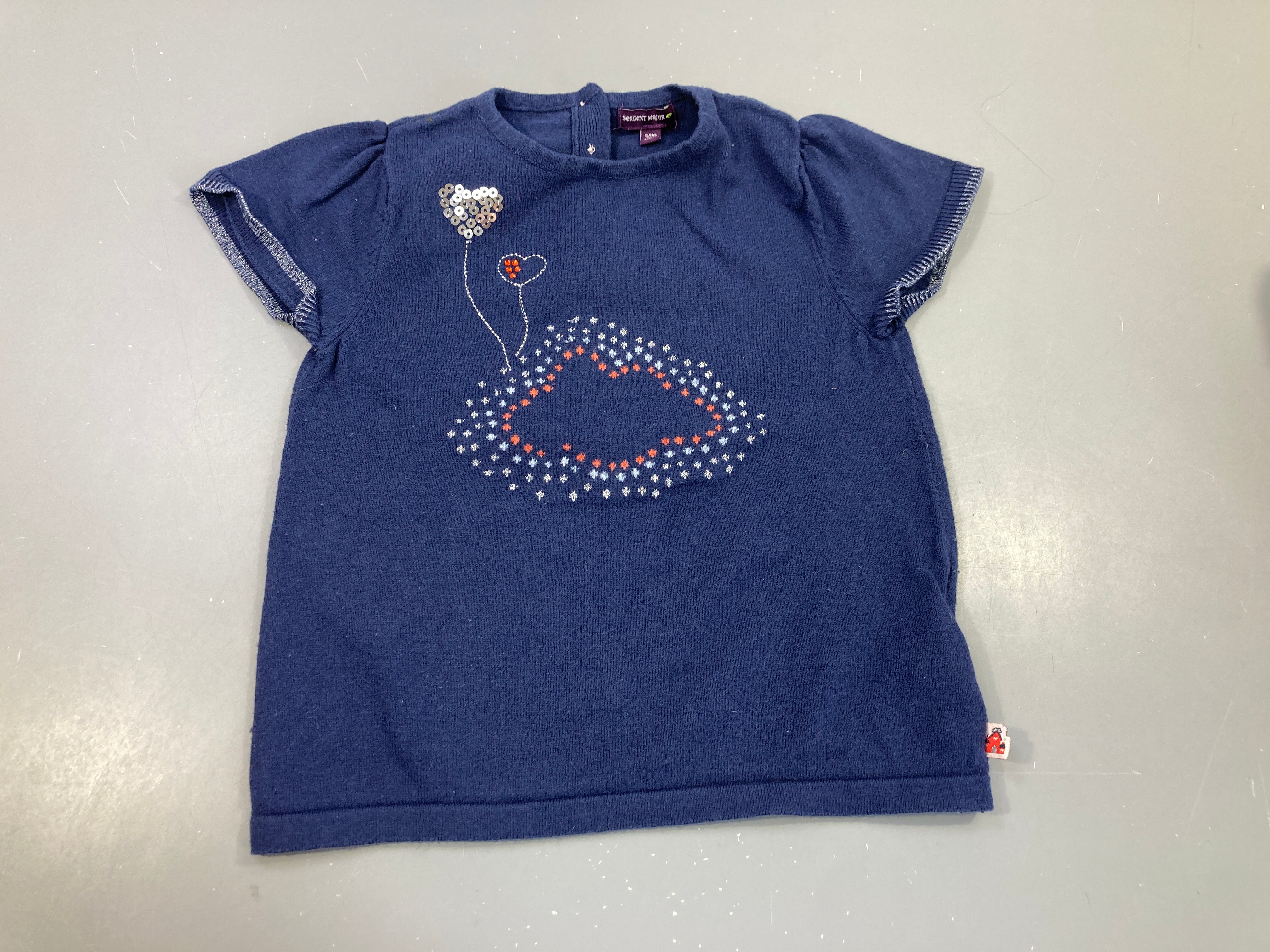 Pull s.m bleu, nuage, ballons coeurs en strass et sequins, très légèrement bouloché