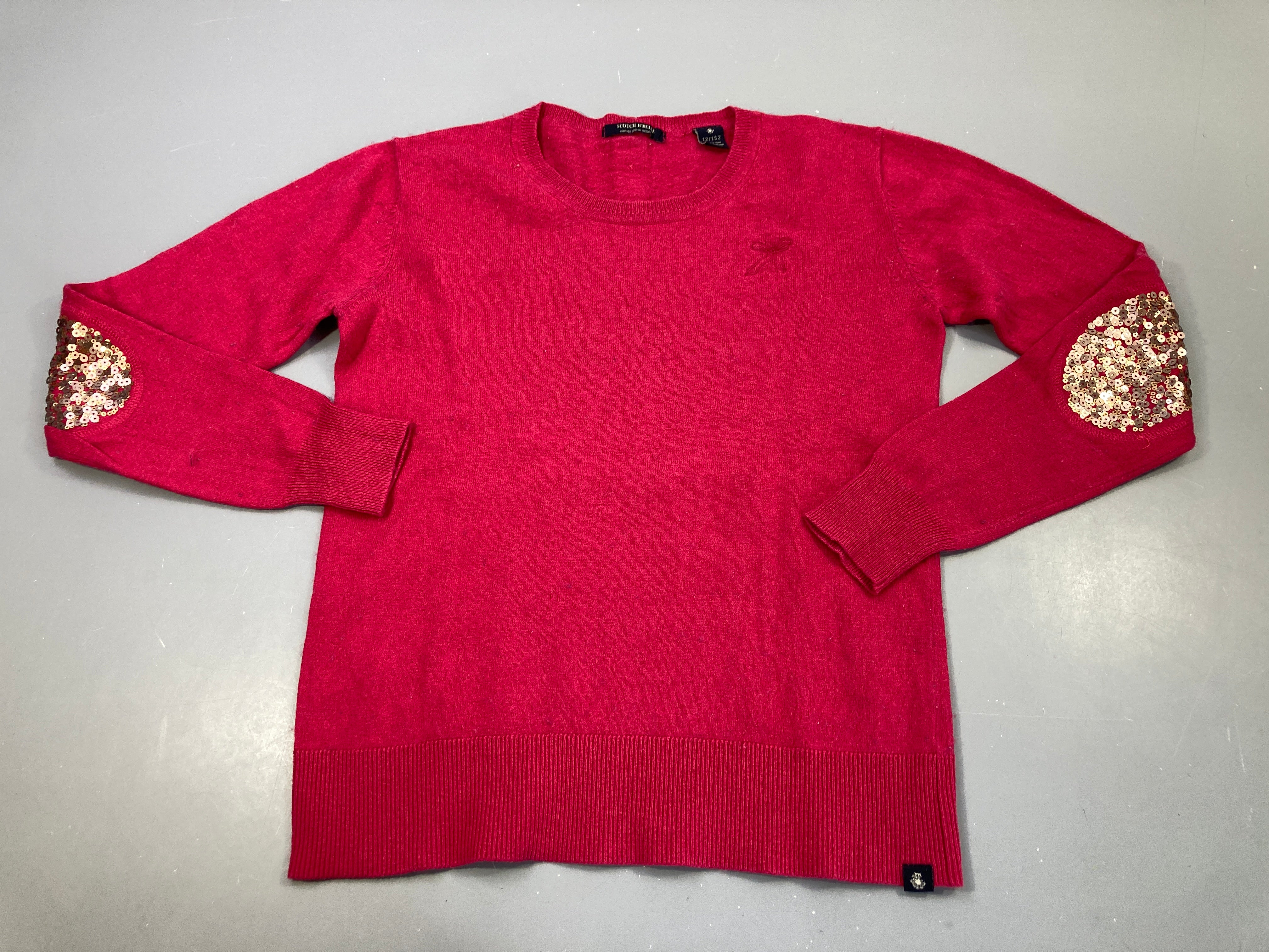 Pull rose , sequins dorés aux coudes, un peu bouloché