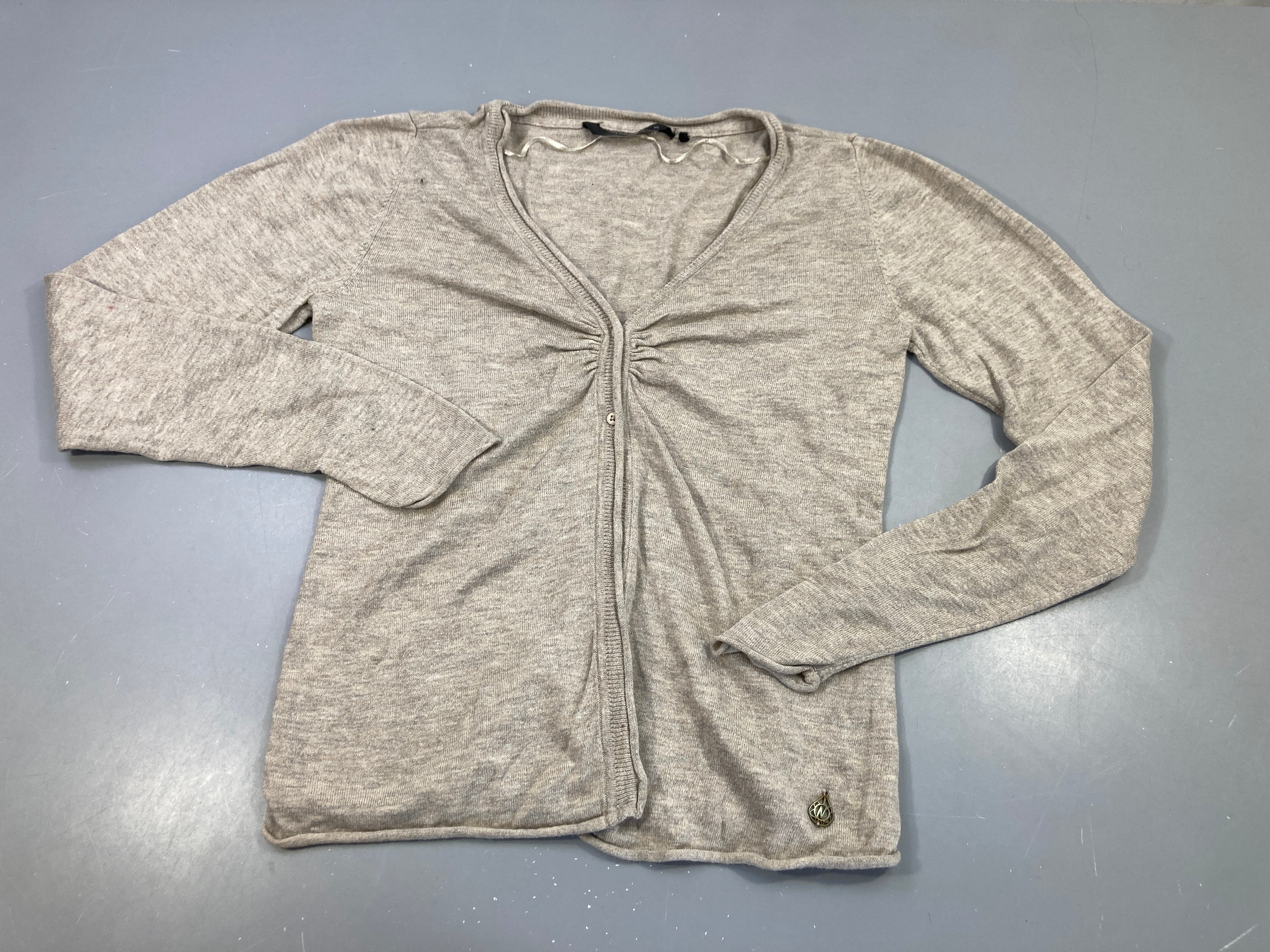Gilet fin greige chiné , fermeture par 2 boutons, légèrement bouloché
