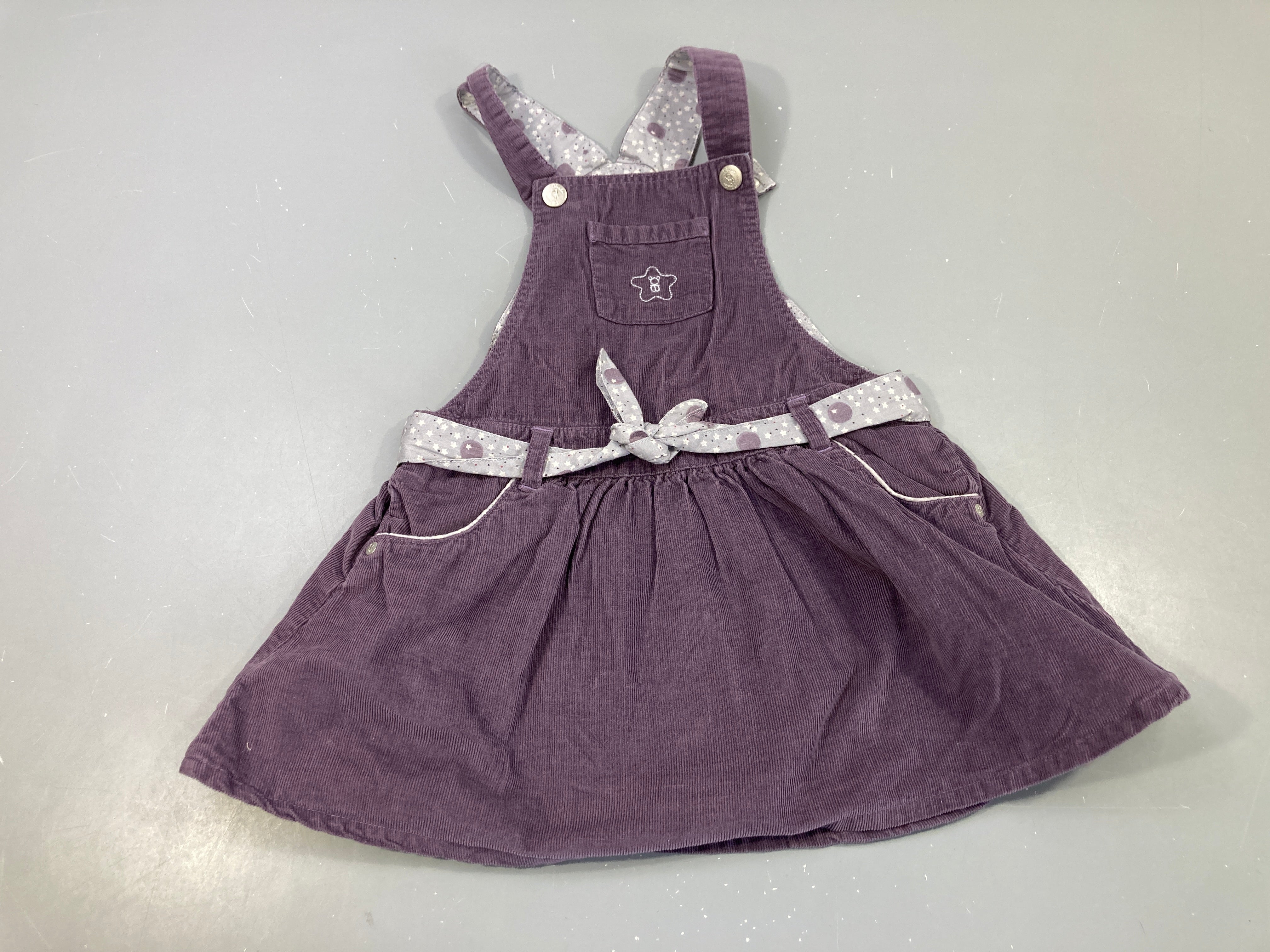 Robe salopette en  velours côtelé mauve avec ceinture en jersey