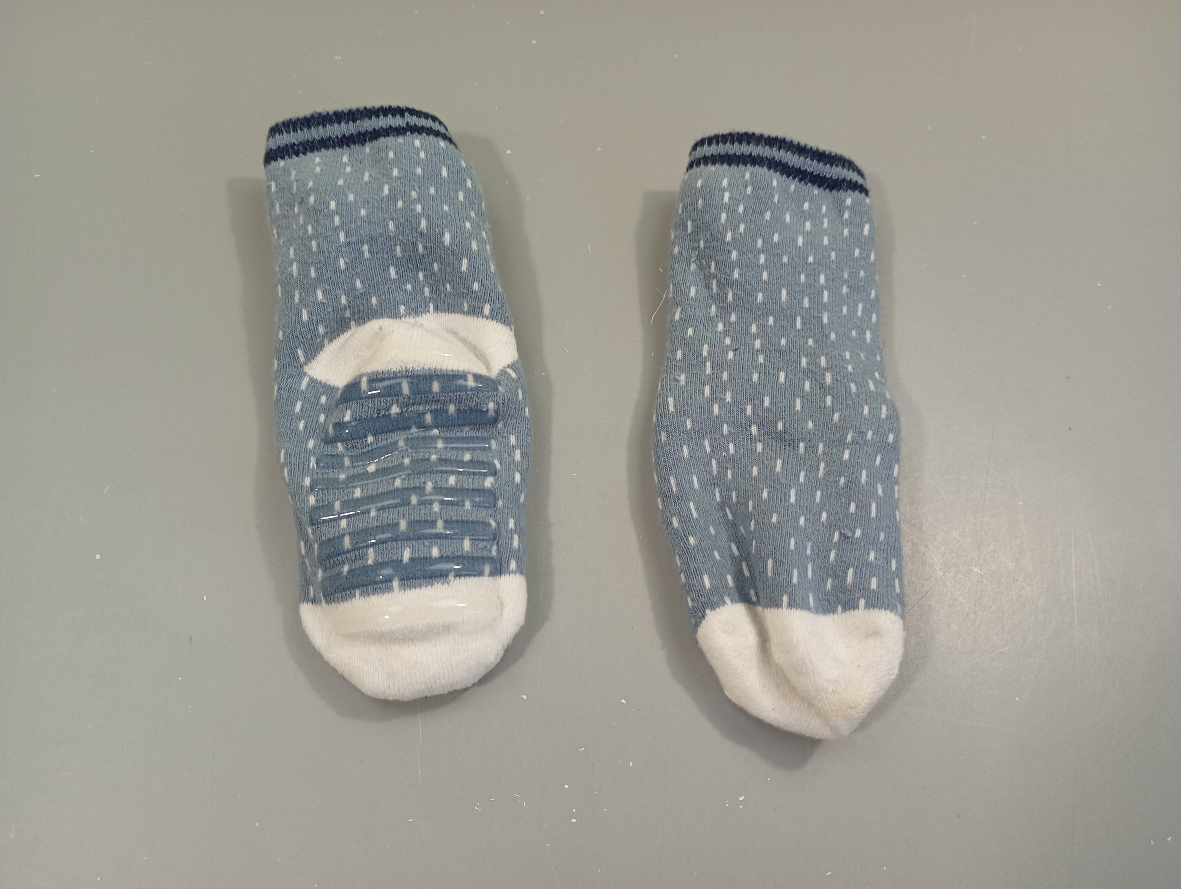 Chaussettes anti-dérapantes bleu et blanc , points blancs  ,pas de pointure indiquée