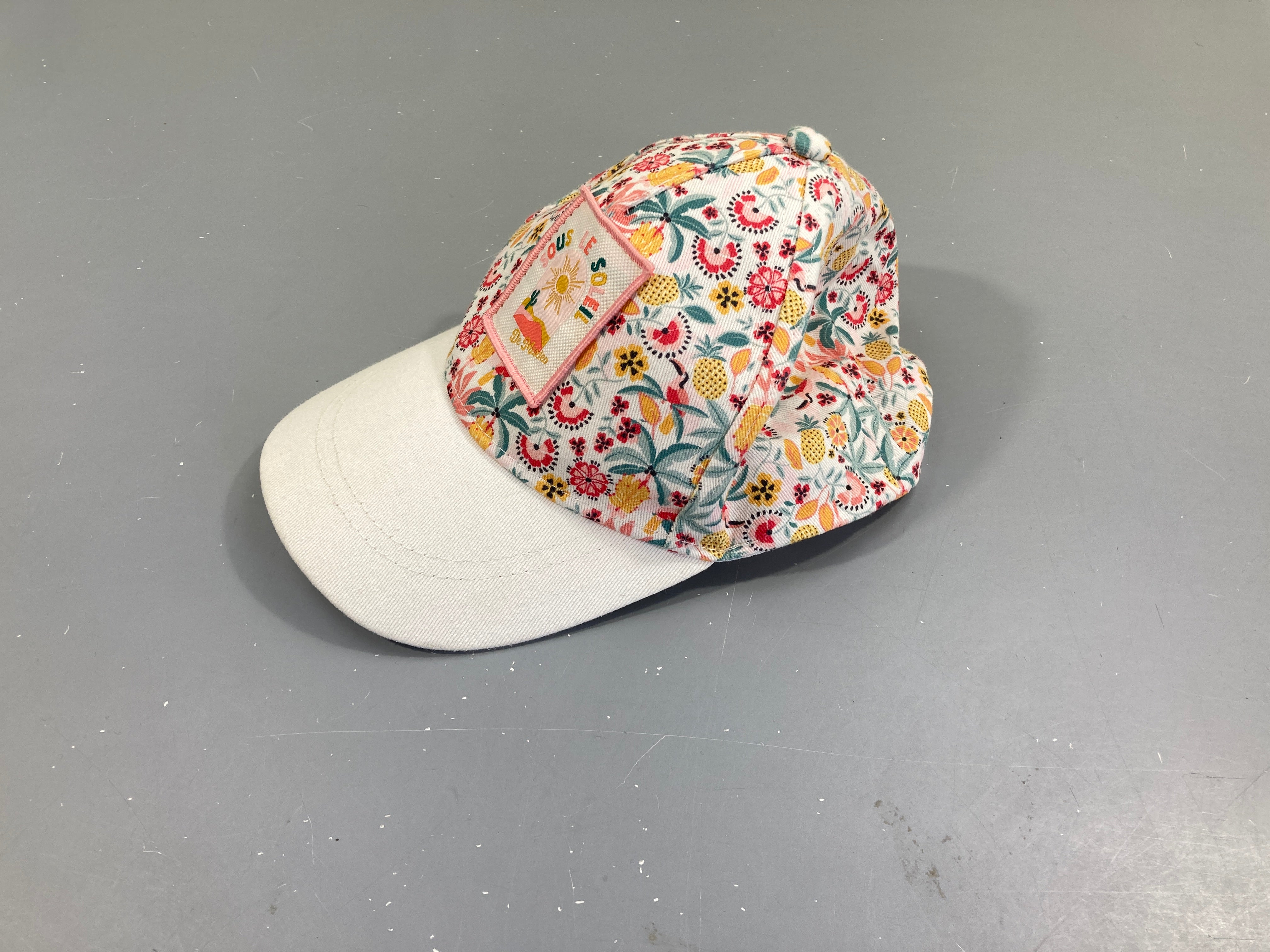 Casquette blanche fleurie Sous le soleil
