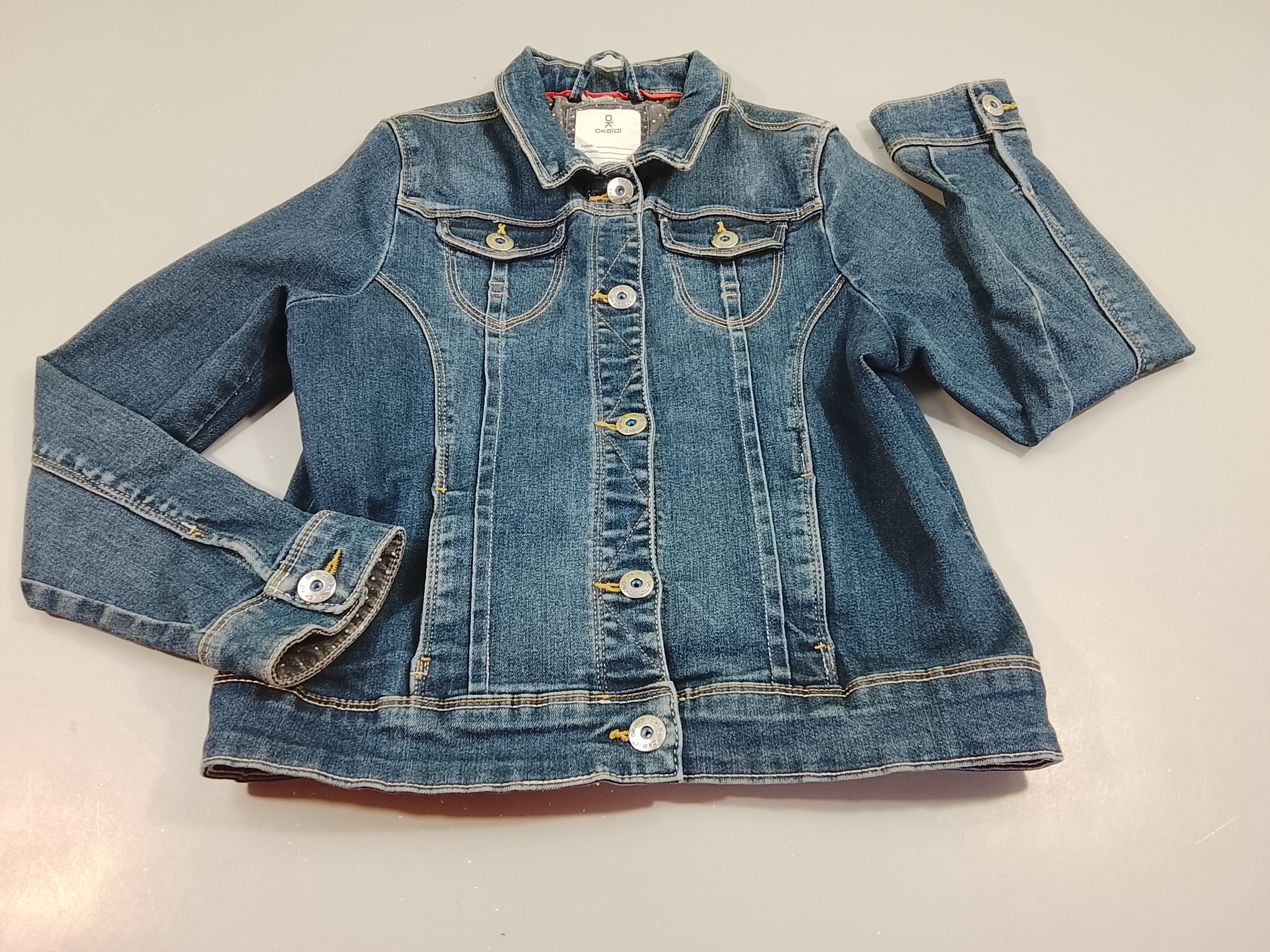 Veste en jean , pas de taille indiquée, estimée 10a