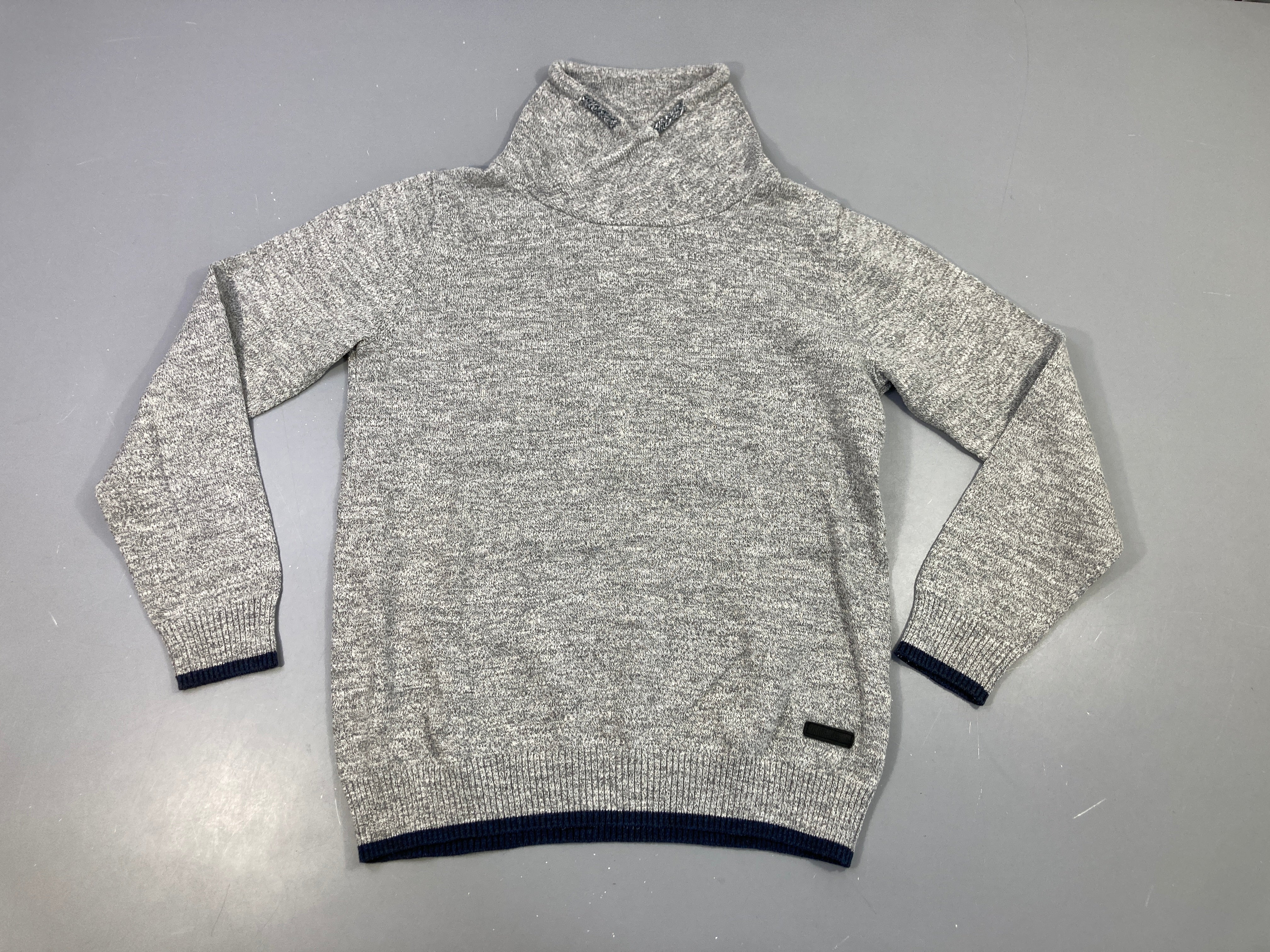 Pull gris chiné col châle, légèrement bouloché