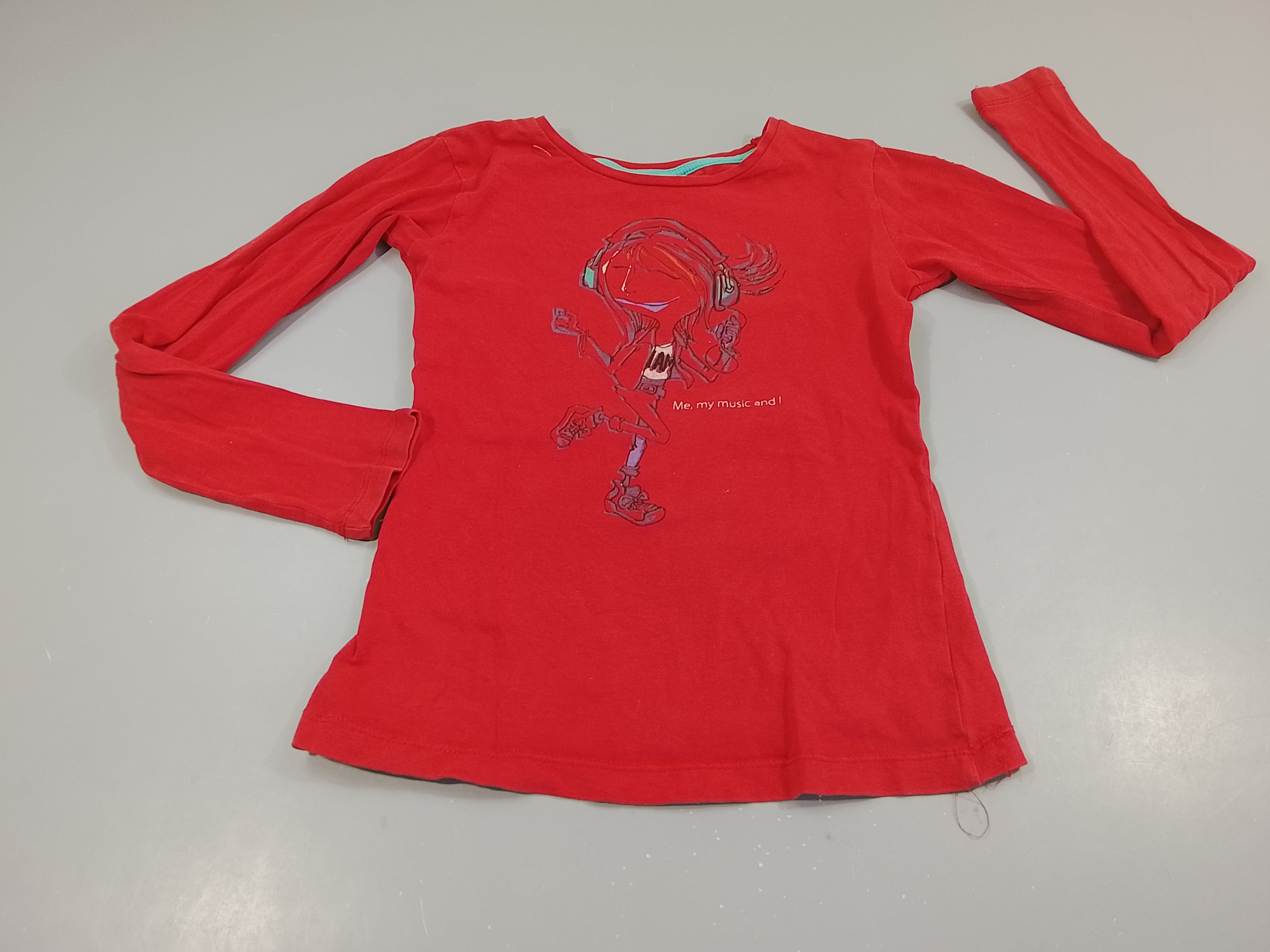 T-shirt m.l rouge, fillette avec casque de musique