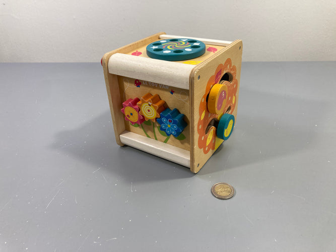 Le Toy Van Cube d'activités en bois, traces d'usure, moins cher chez Petit Kiwi