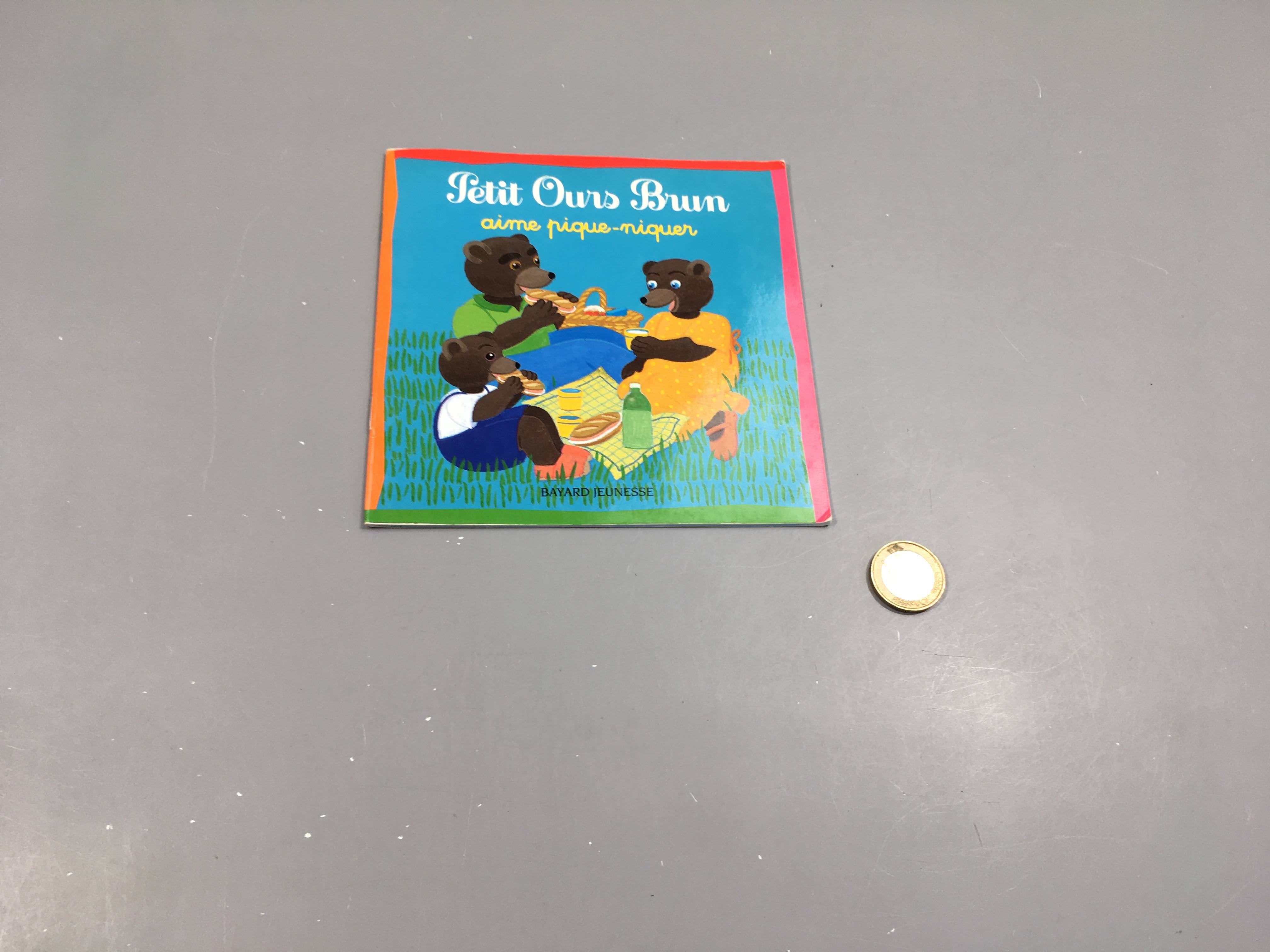 Petit ours brun aime pique-niquer