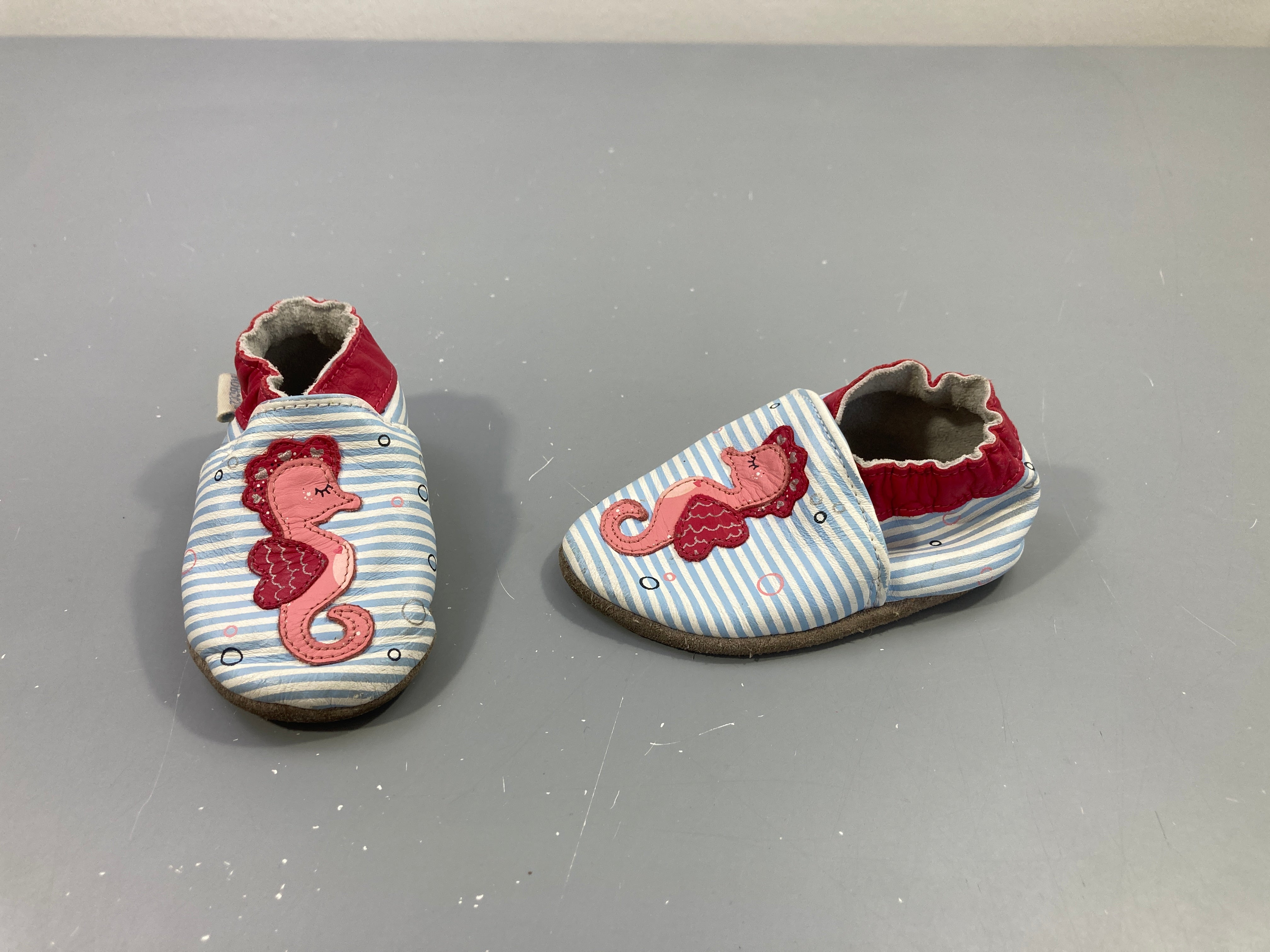 Chaussons cuir blanc rayé bleu hippocampe, usés
