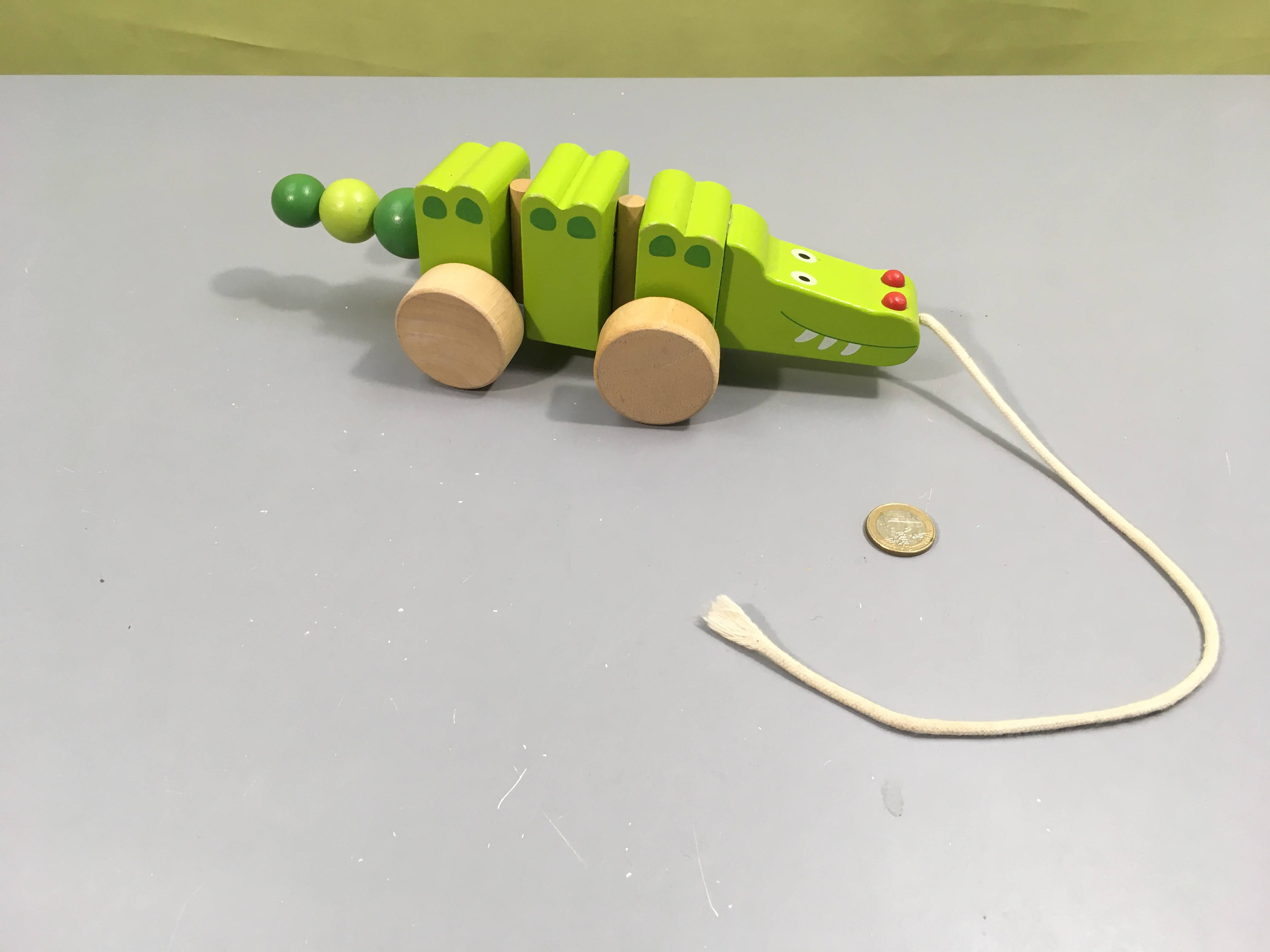 Crocodille à tirer en bois, Oscille en avançant-reculant