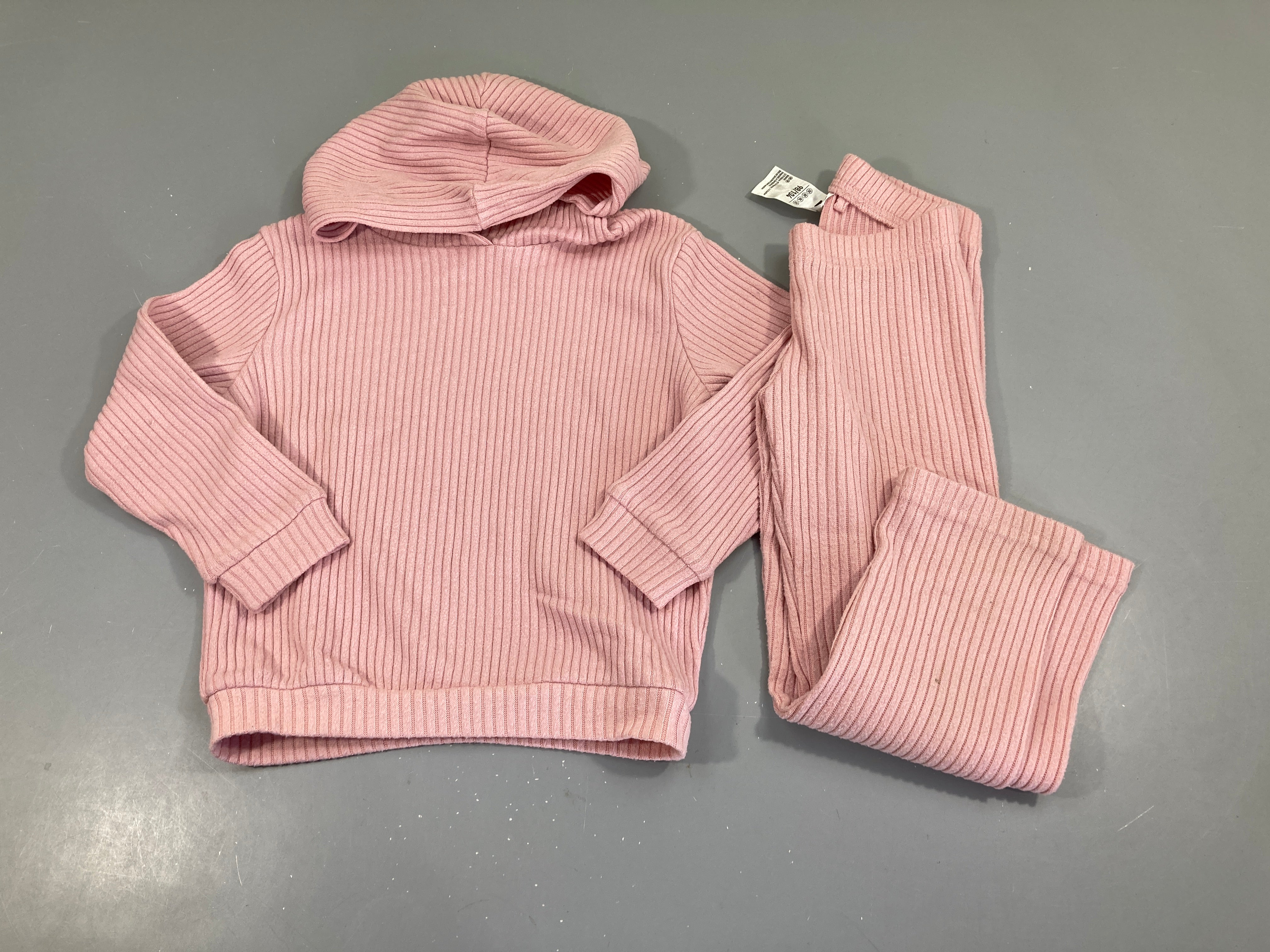 Ensemble Haut côtelé à capuche rose + bas flare Légèrement bouloché et qques taches