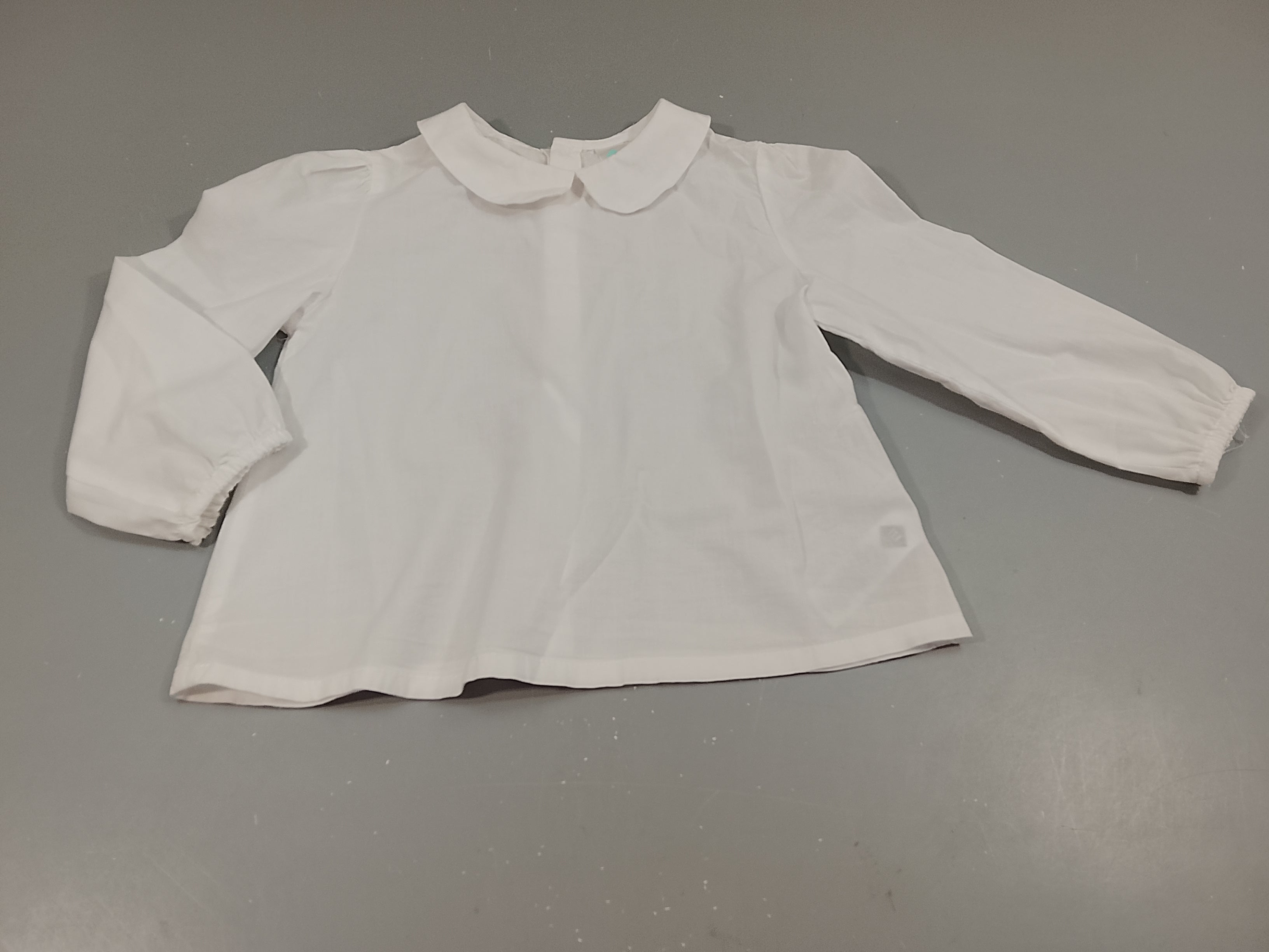 Blouse m.l blanche boutonnée à l'arrière, col claudine