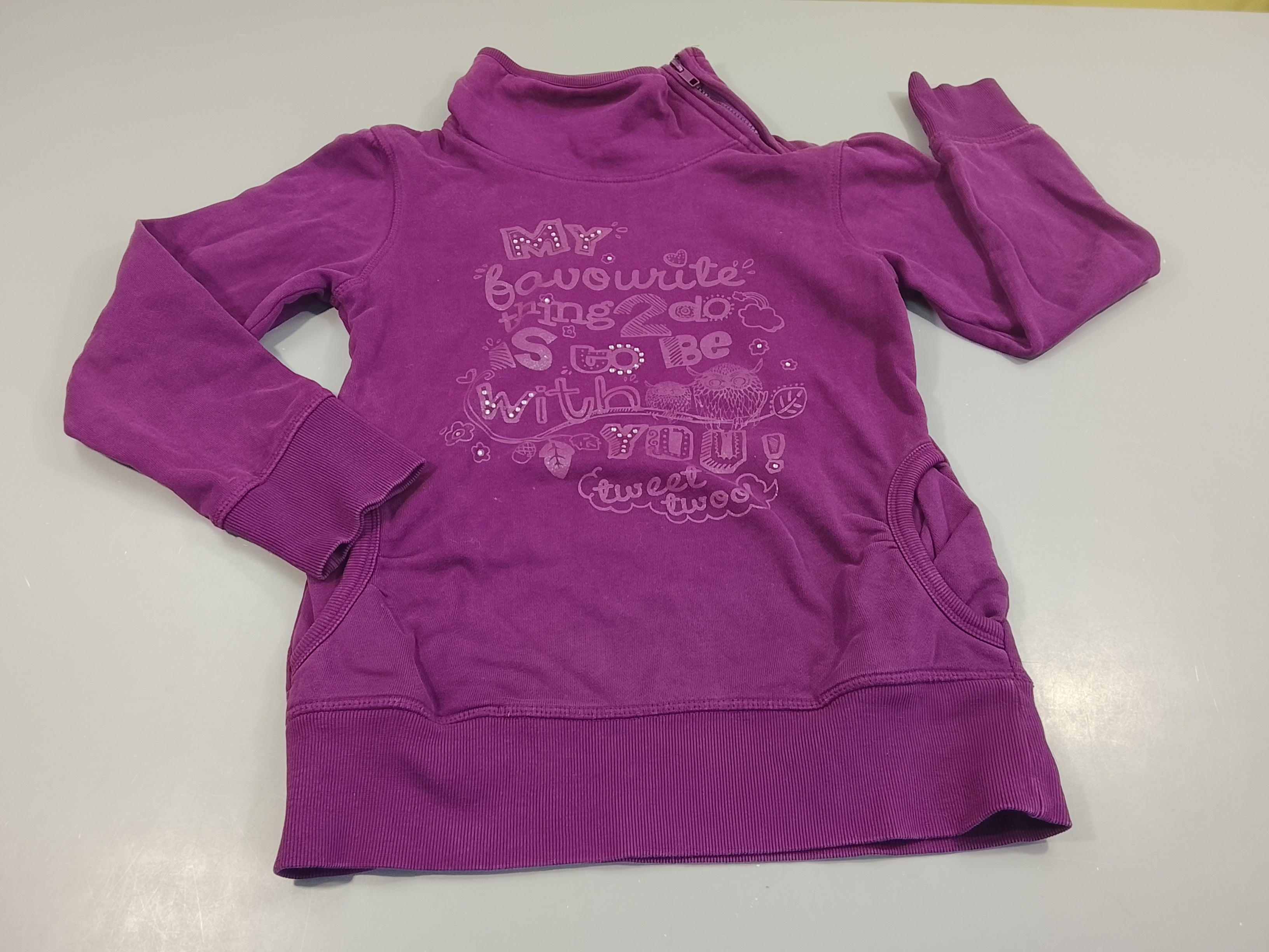 Sweat aubergine col montant  inscription pailletée et sequins 
