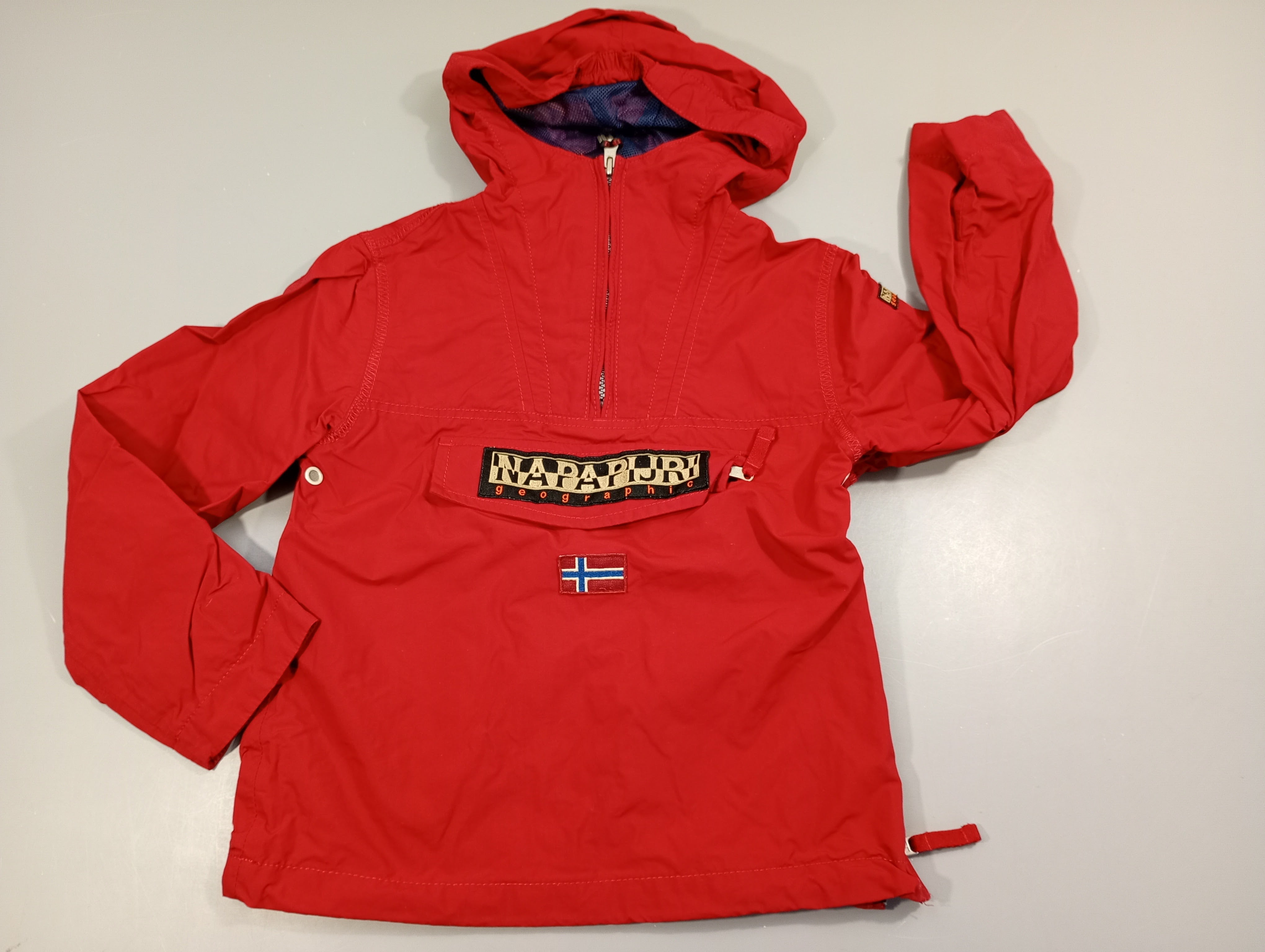 Veste style coupe- vent à capuche rouge 