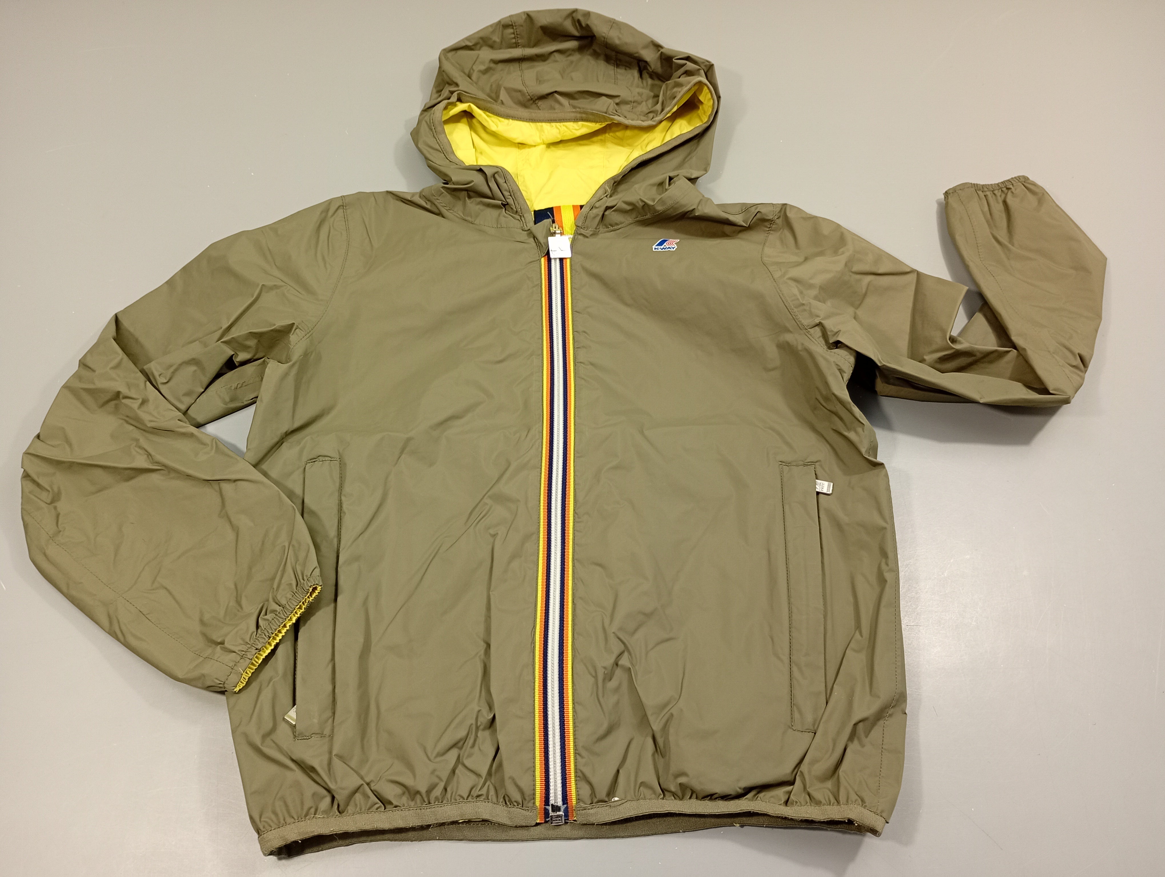 Coupe-vent de la marque K-Way  zippé à capuche réversible  kaki / jaune
