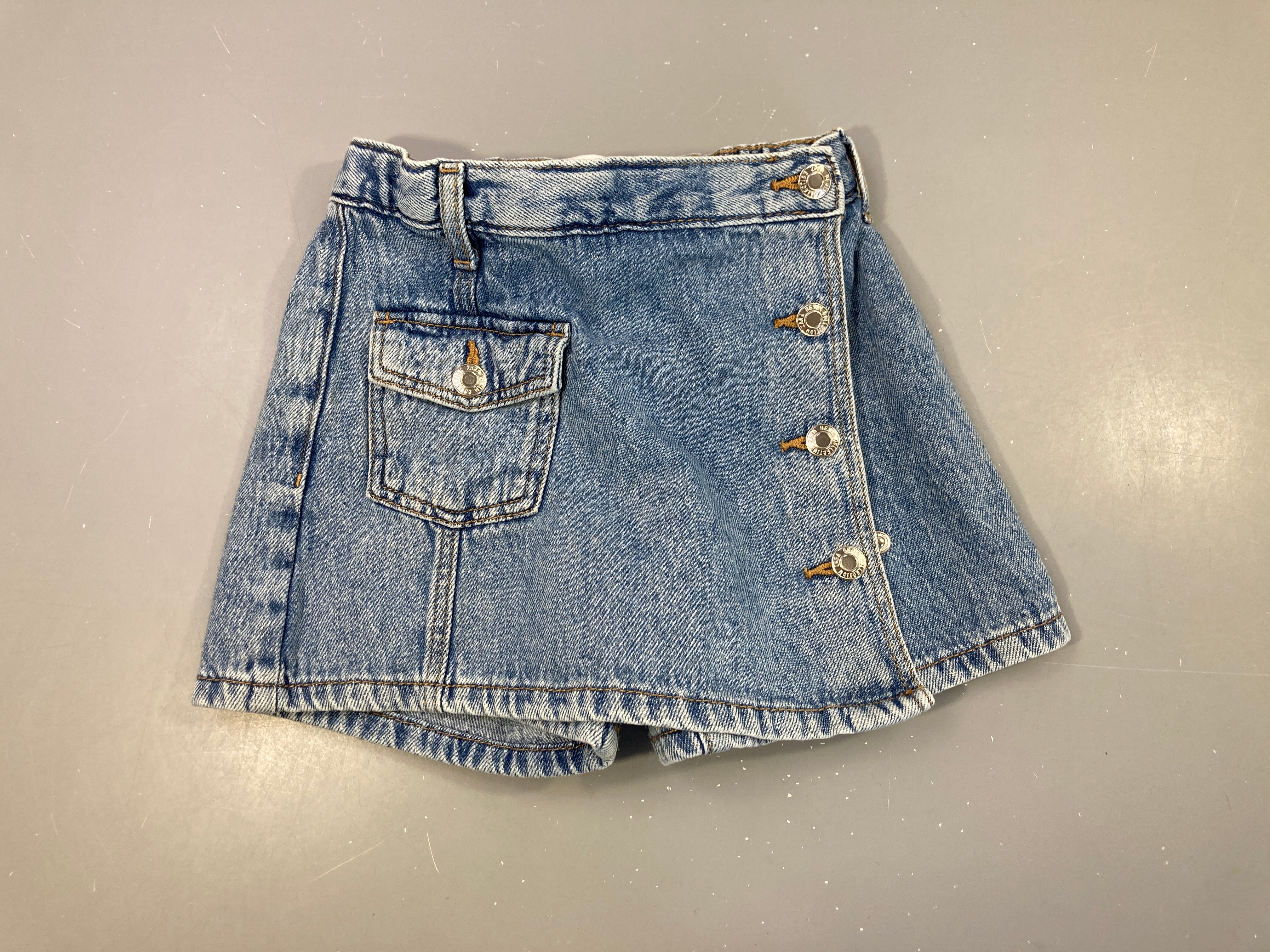 Jupe short en jean à rabat pressions