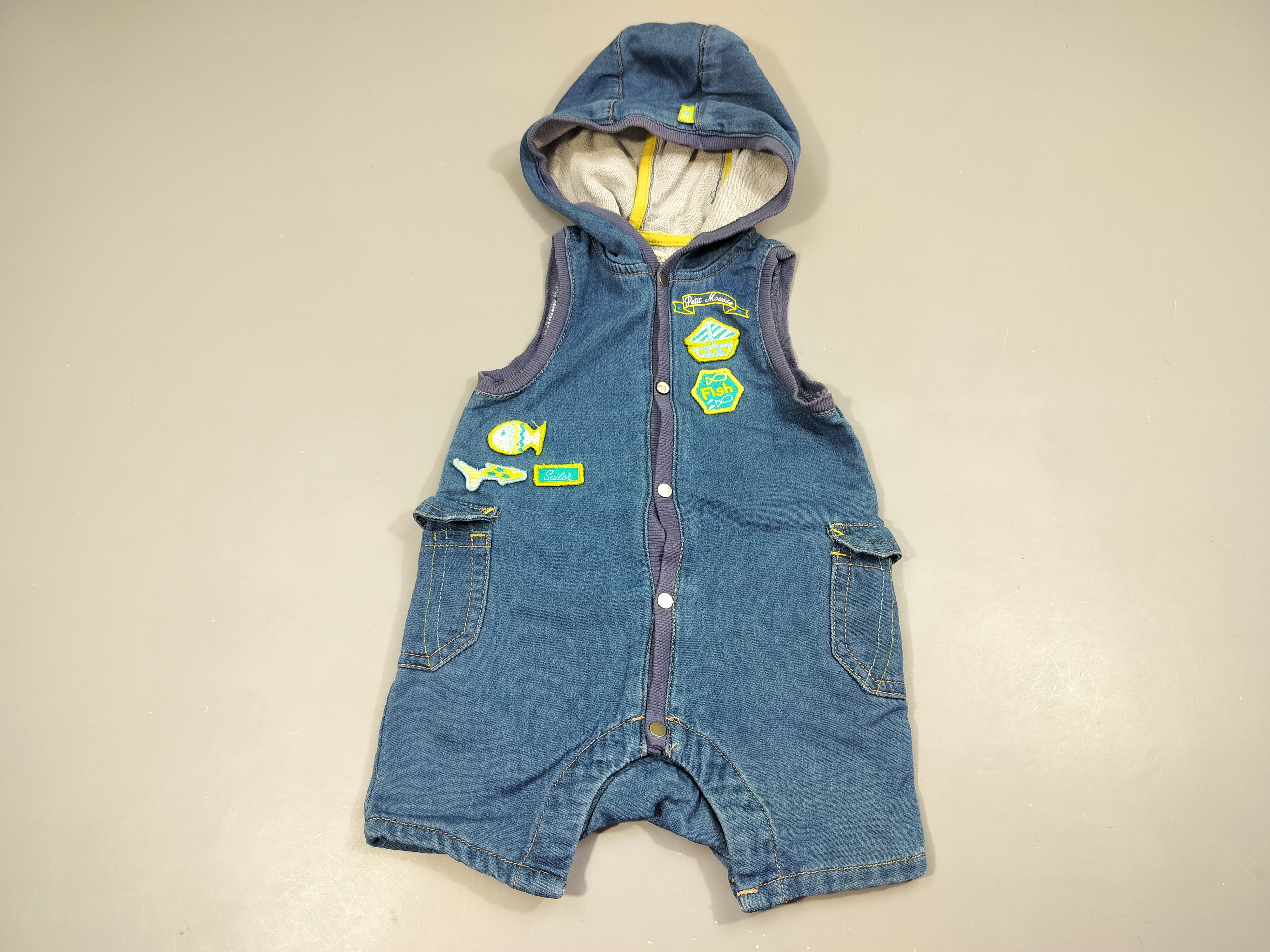 Combishort denim  s.m à capuche , écussons poissons, bâteau,...