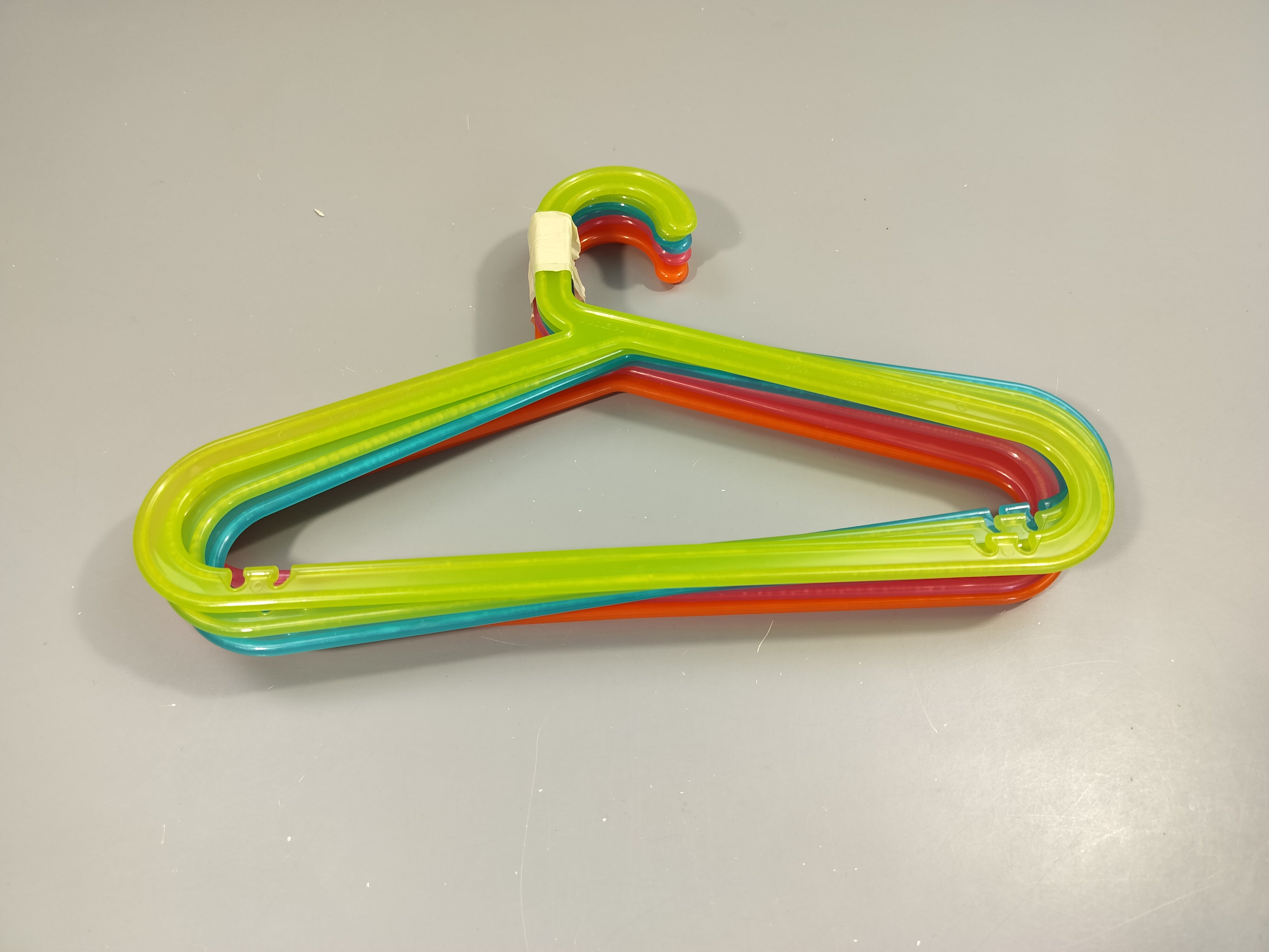 Lot de 8 cintres roses, bleus, oranges, verts