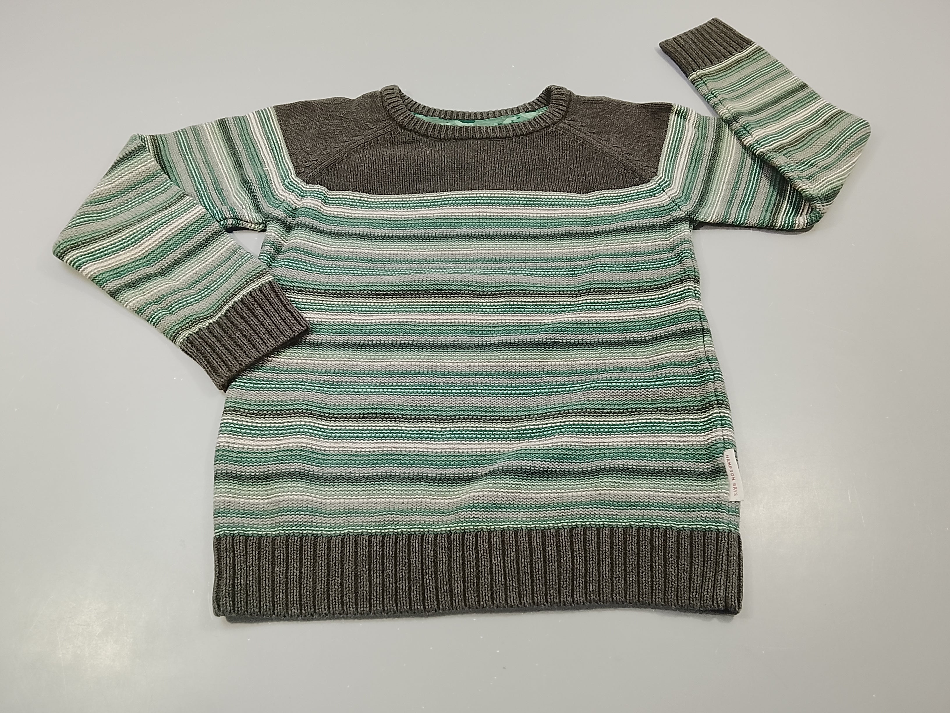 Pull gris  rayé blanc, vert