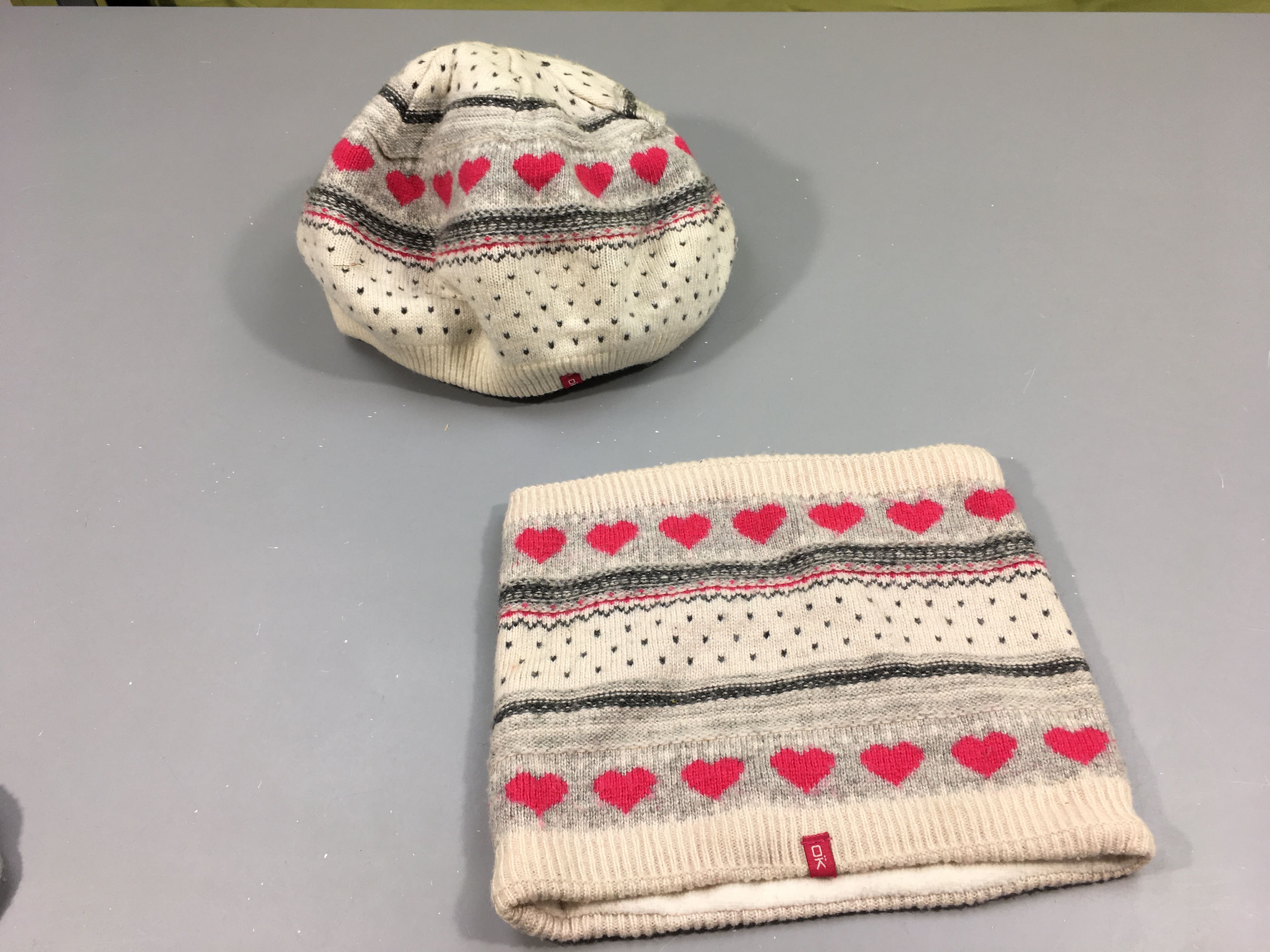 Ensemble bonnet, tour de cou  blanc, gris coeurs roses