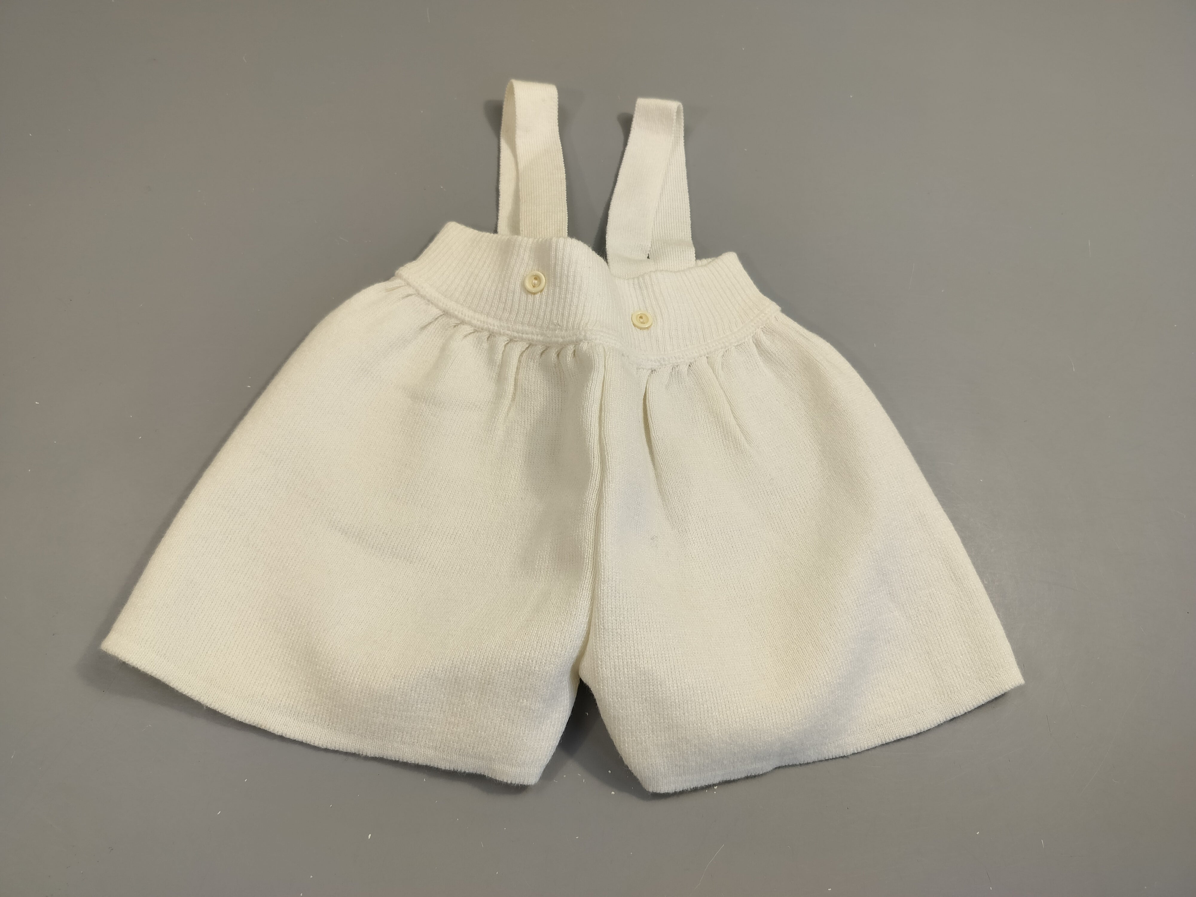 Short à bretelles tricot blanc pas de taille indiquée, estimée 18m