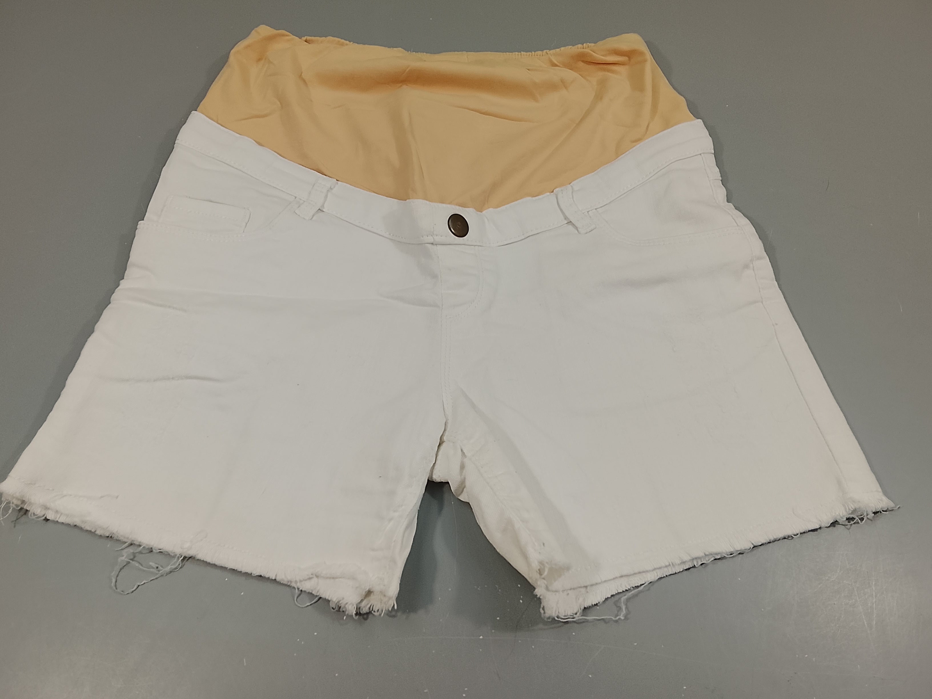 Short denim blanc,taille élastique saumon. Pas de taille indiquée, estimée M