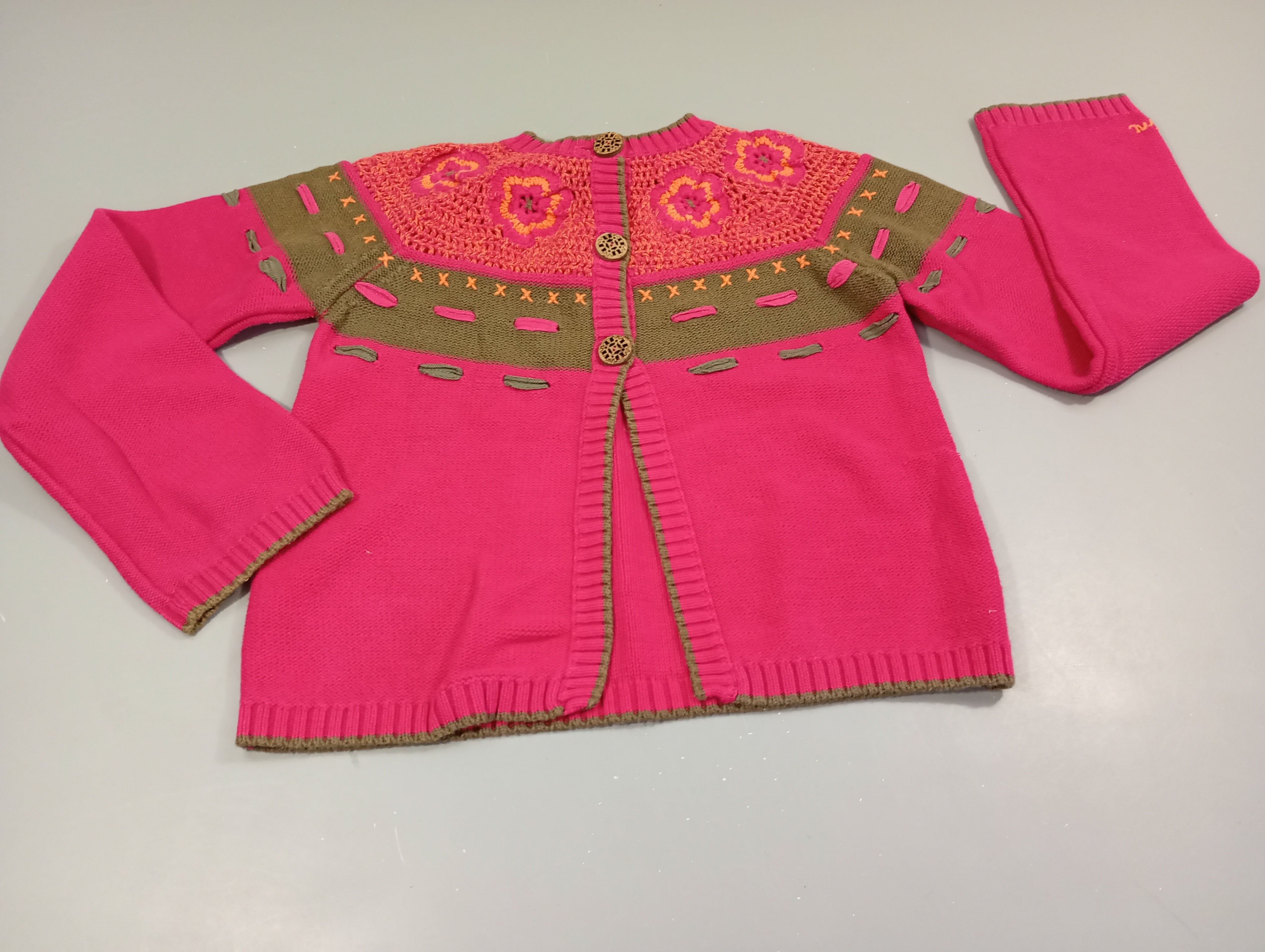 Gilet rose ,orange, brun, fleurs en crochet