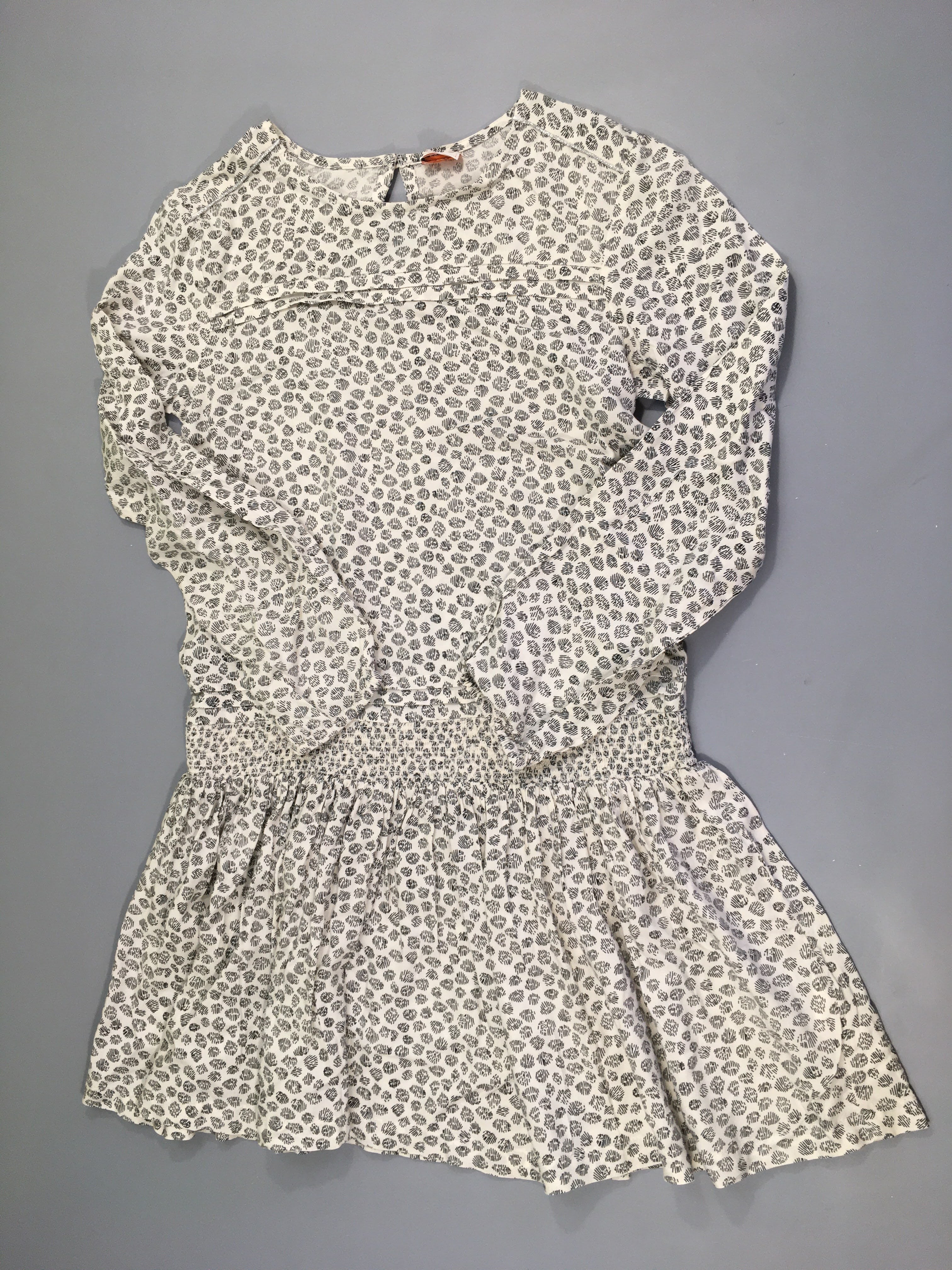 Robe m.l écru motifs gris s.moks à la taille