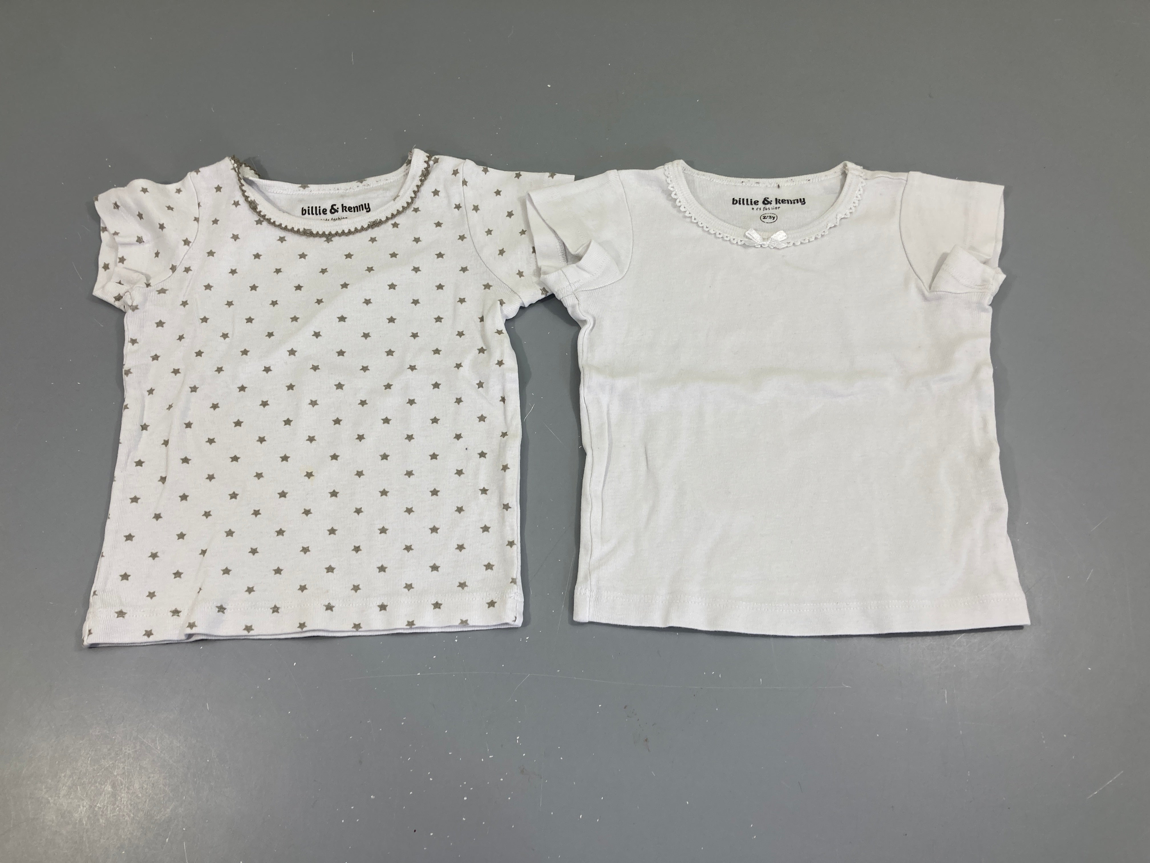 2 Chemisettes blanche et étoiles grises