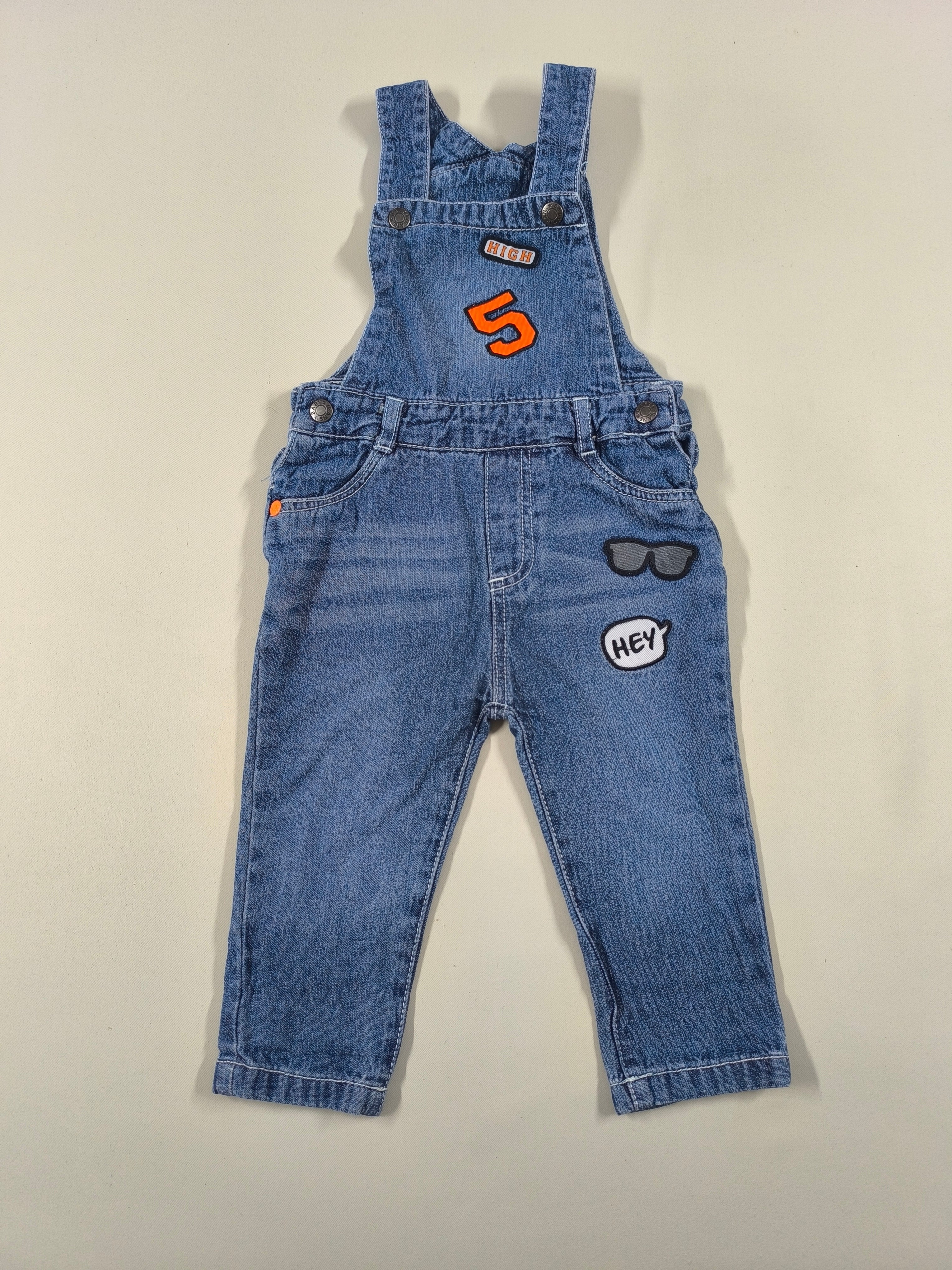 Salopette jean lunettes de soleil 