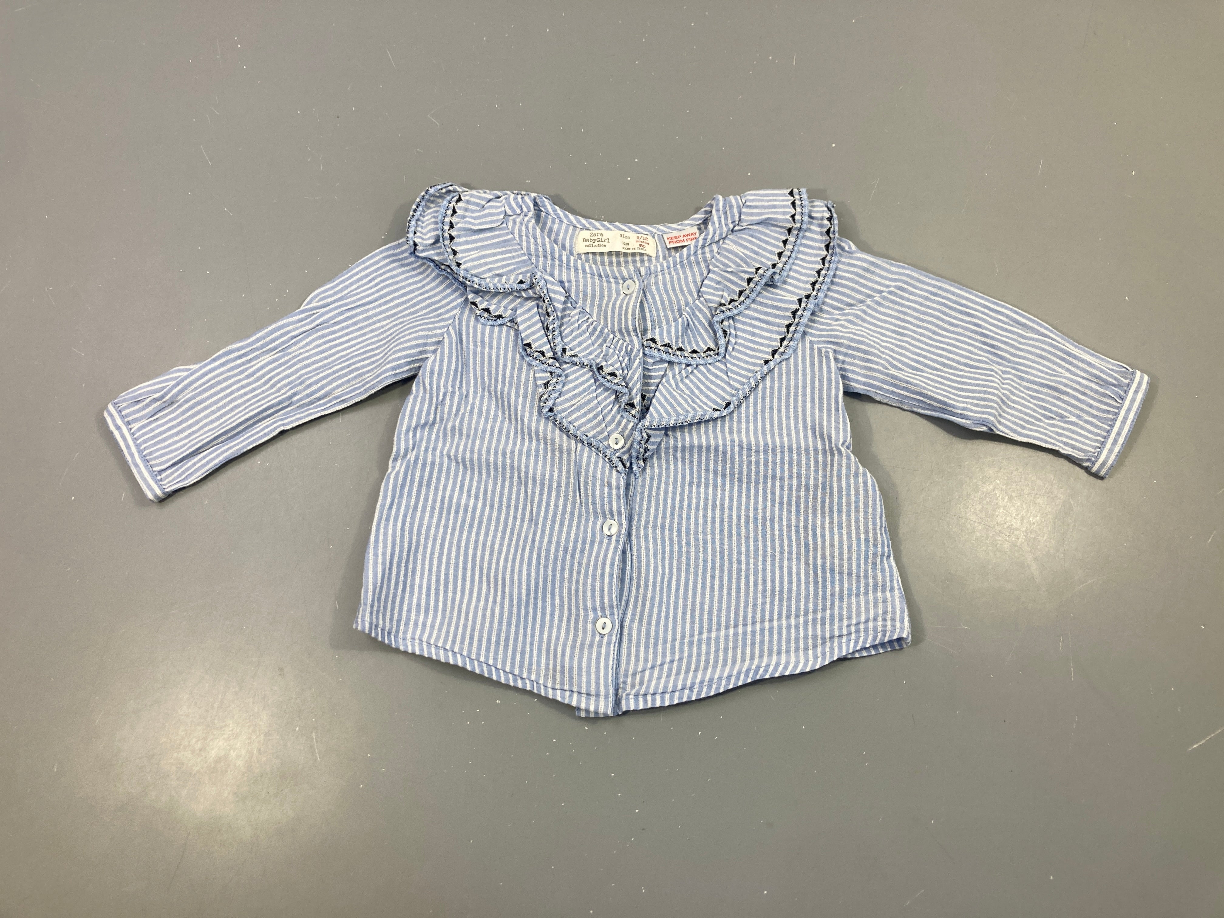 Blouse ml bleue lignée texturé blanc froufrou col