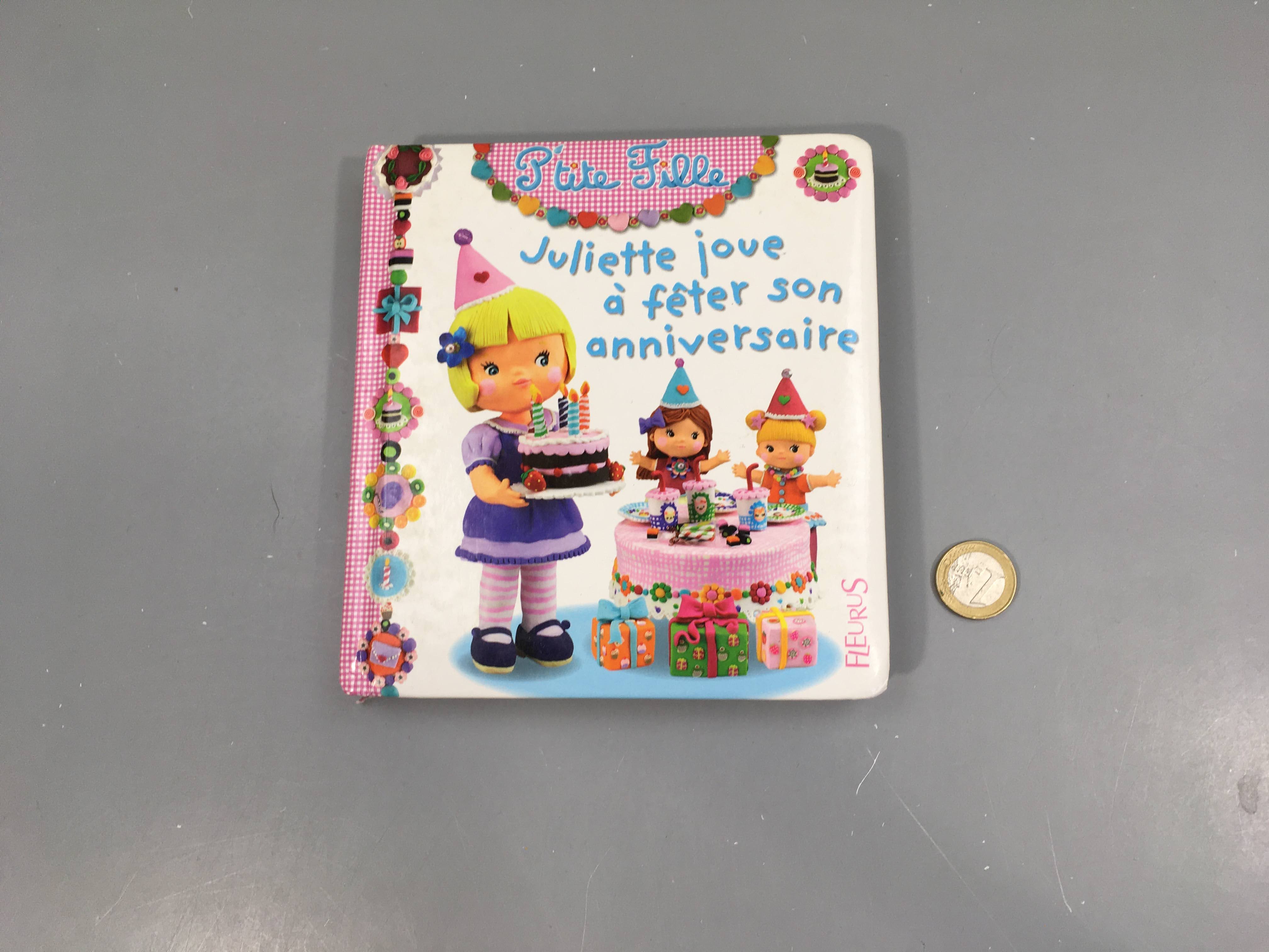 Juliette joue à fêter son anniversaire-P'tite fille Coin légèrement corné