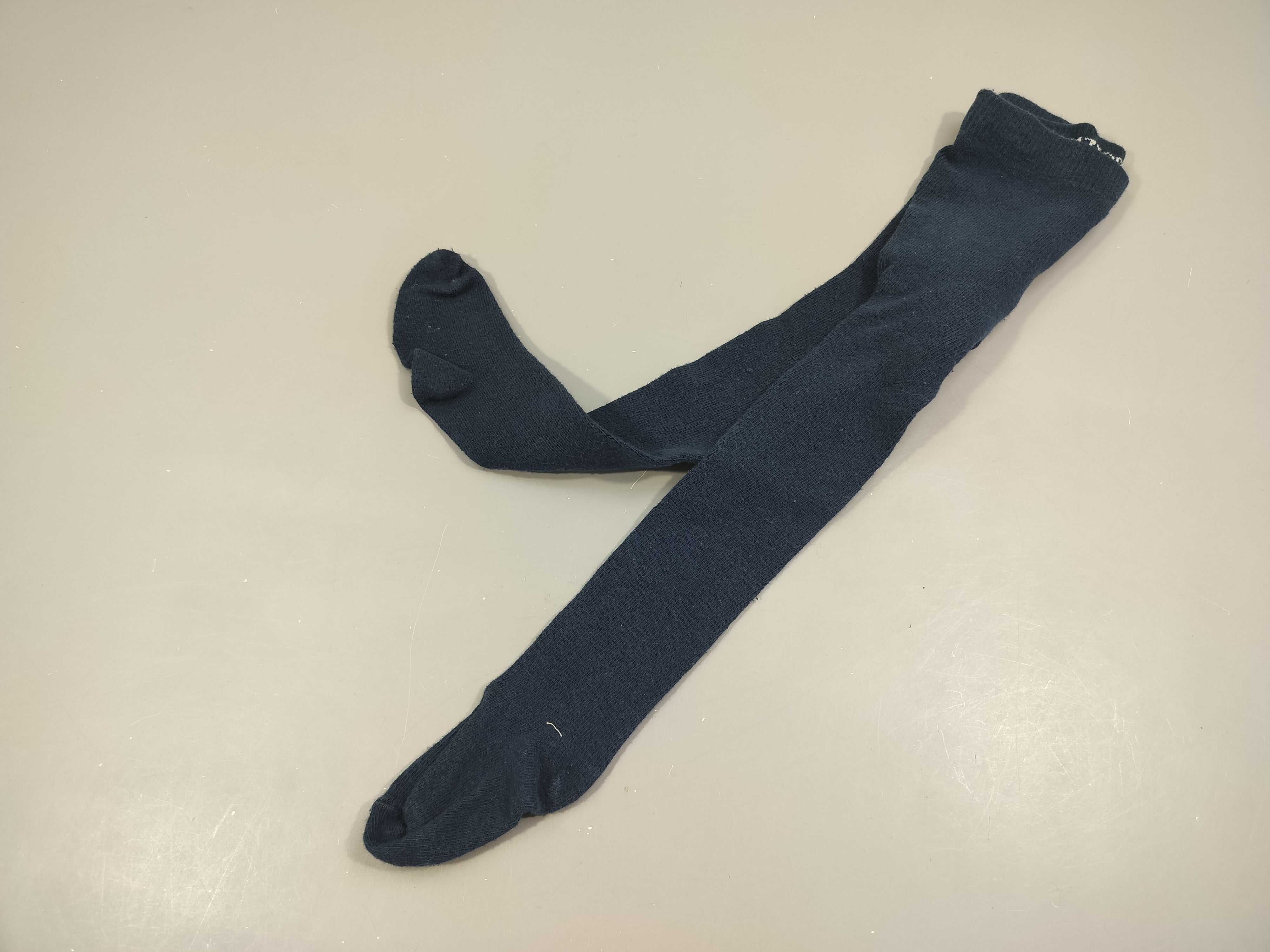 Collants bleu marine 15/17, légèrement bouloché, petit accroc