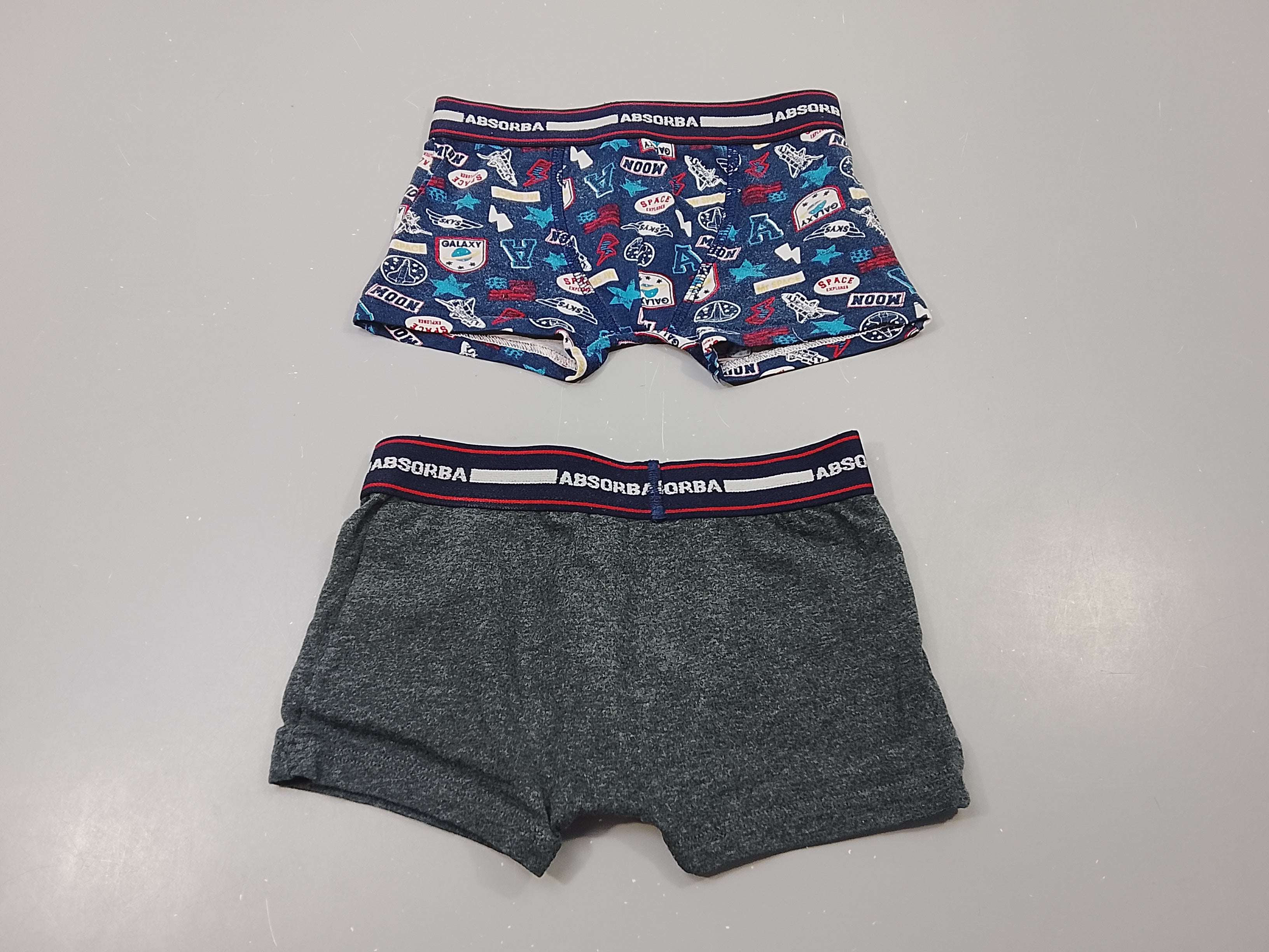 Lot de 2 boxers 1 gris chiné et 1 bleu marine à motifs