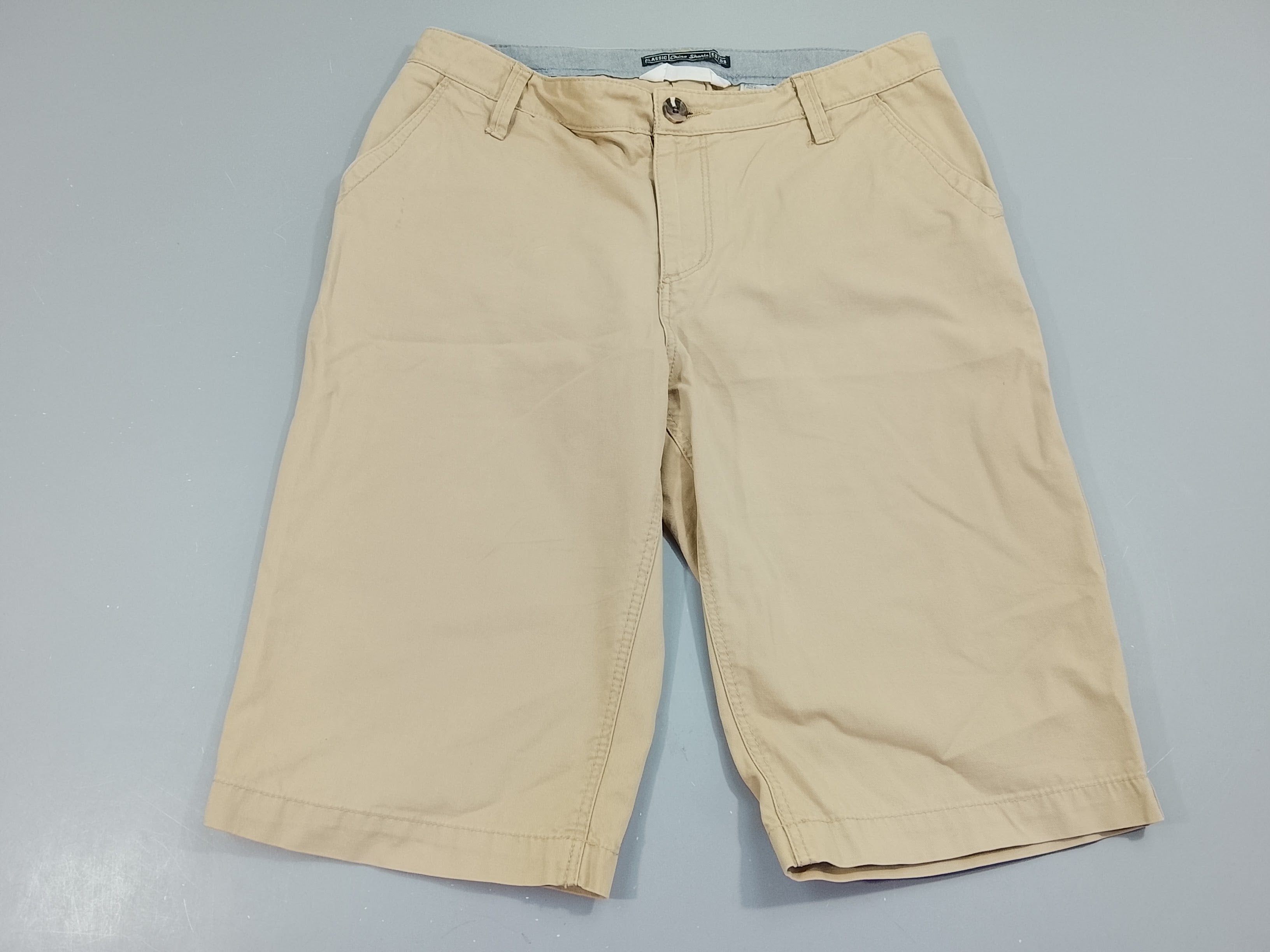Bermuda  chino beige, petites taches près de la poche côté droit