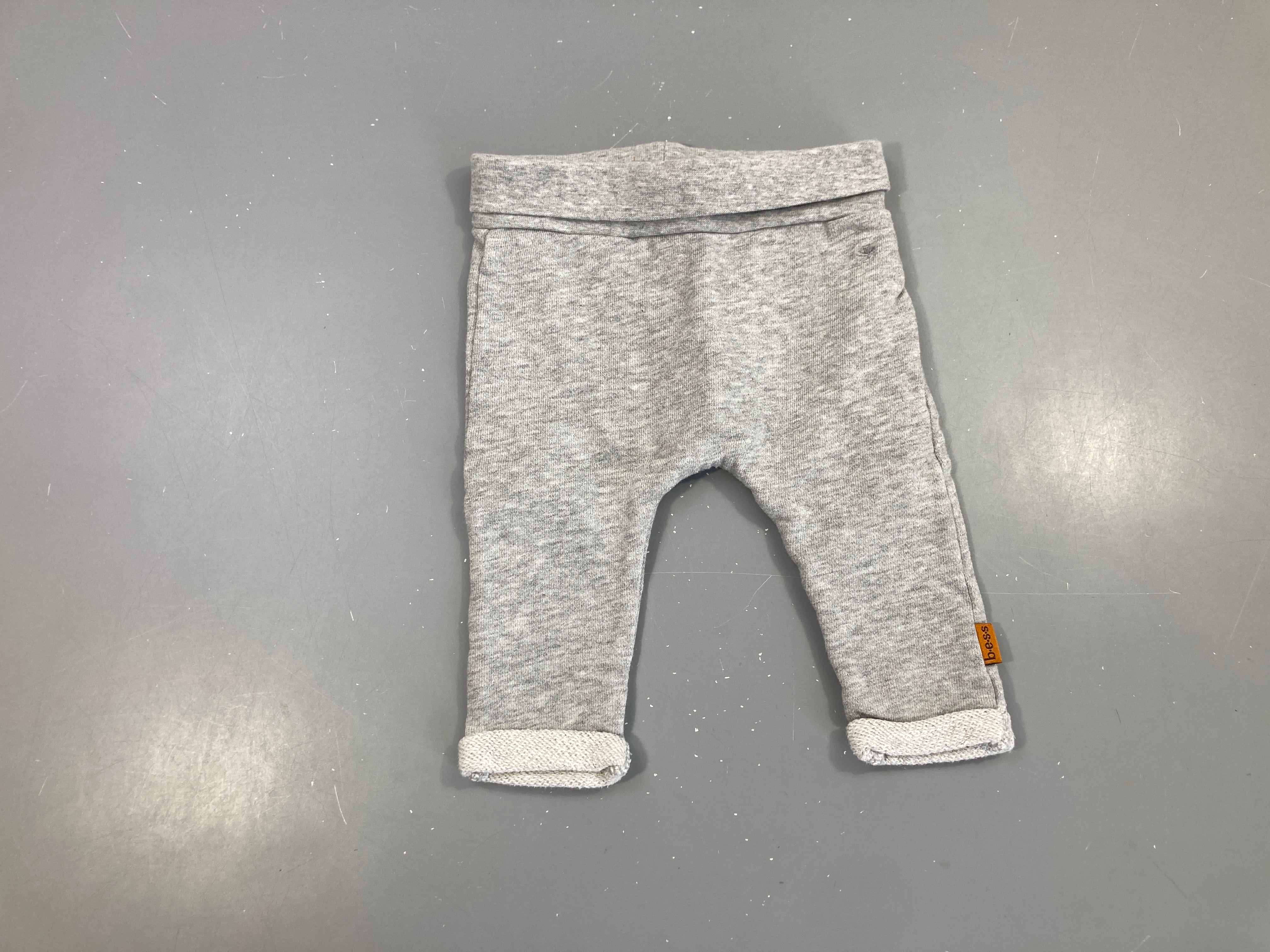 Pantalon molleton gris chiné, bouloché