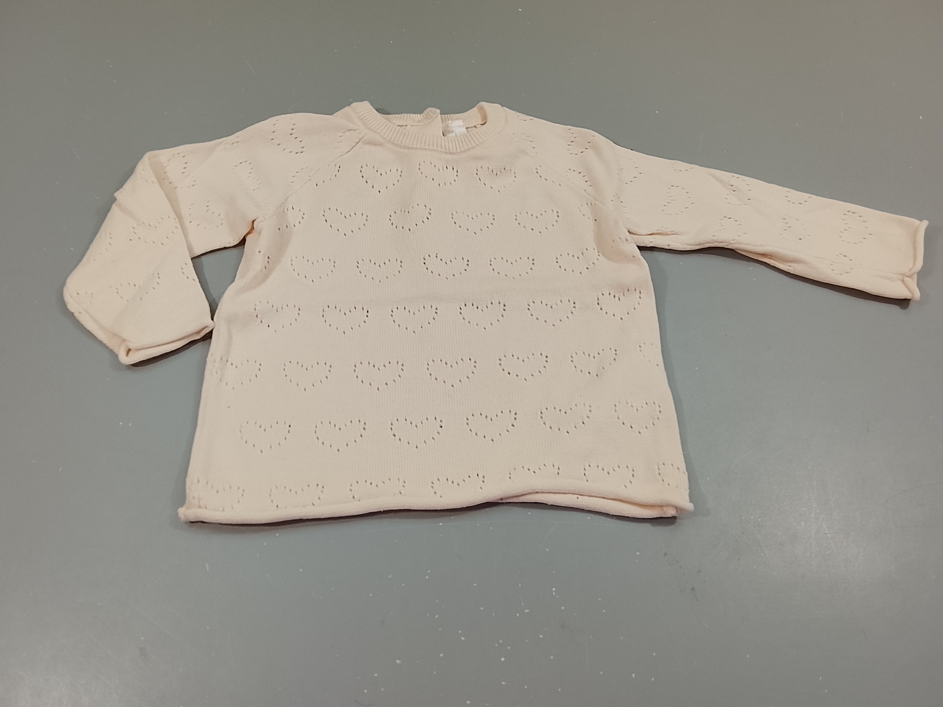 Pull rose très pâle , coeurs texturés