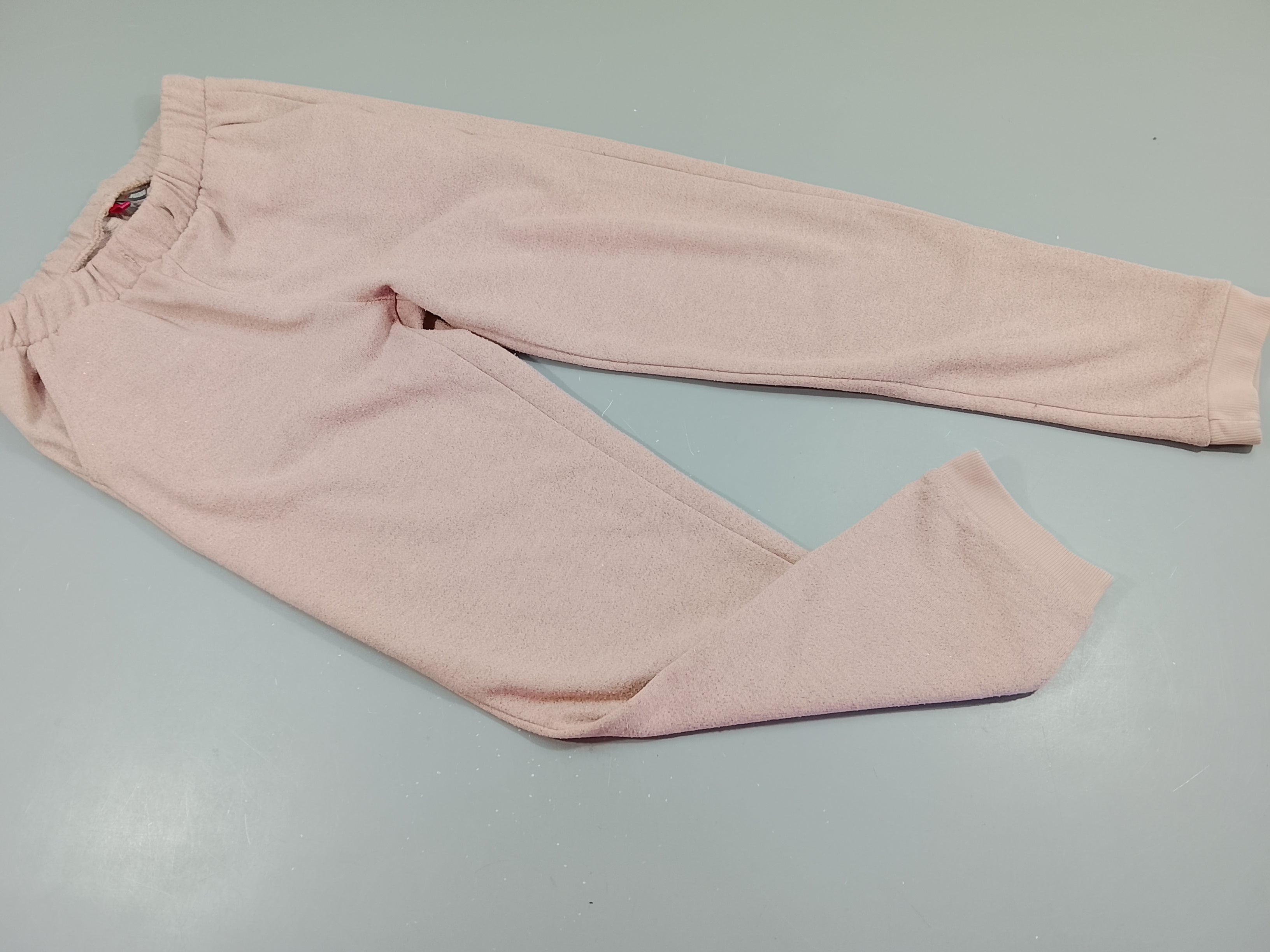Pantalon jogging rose pailleté, légères traces d'encre à la jambe droite, légèrement bouloché