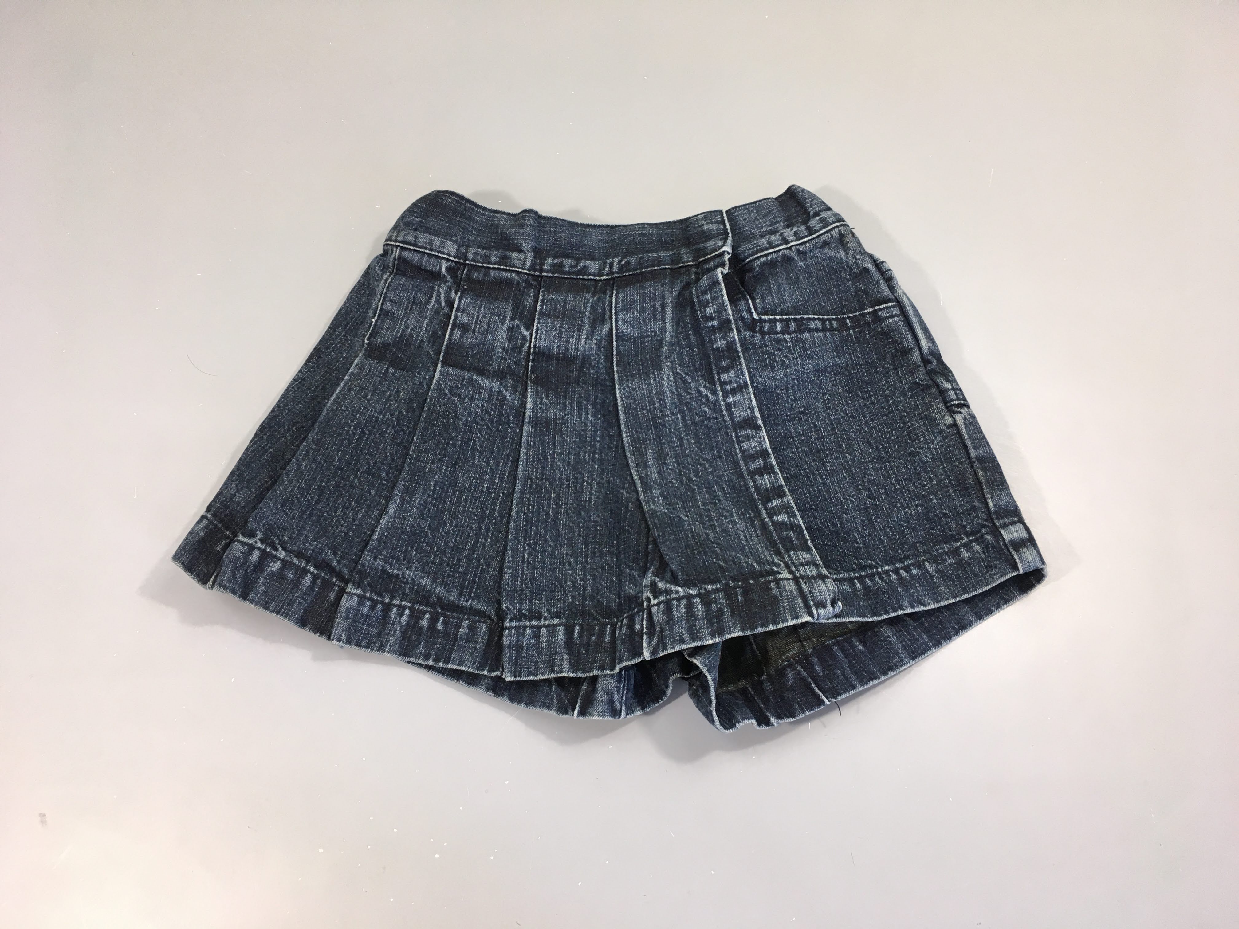 Jupe en jean foncé plissée