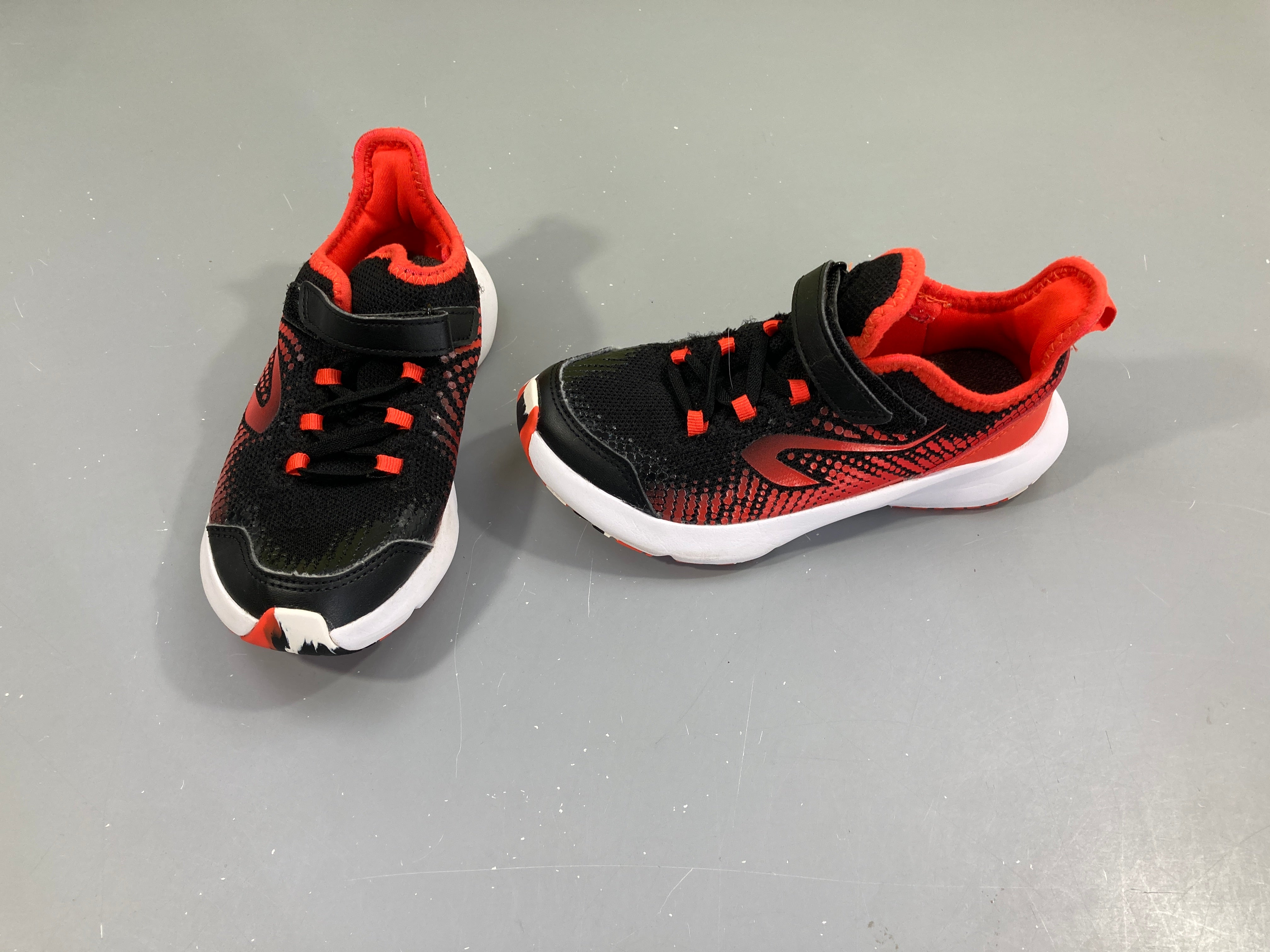 Baskets noires/rouge lacets élastiques, 32 (taille estimée pas d'étiquette)